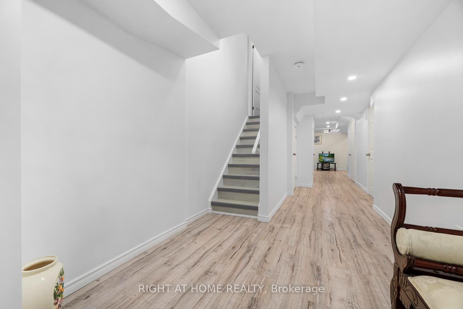 Photo 31 of 41 Coastline Drive, Brampton, Bram West — HOMEH