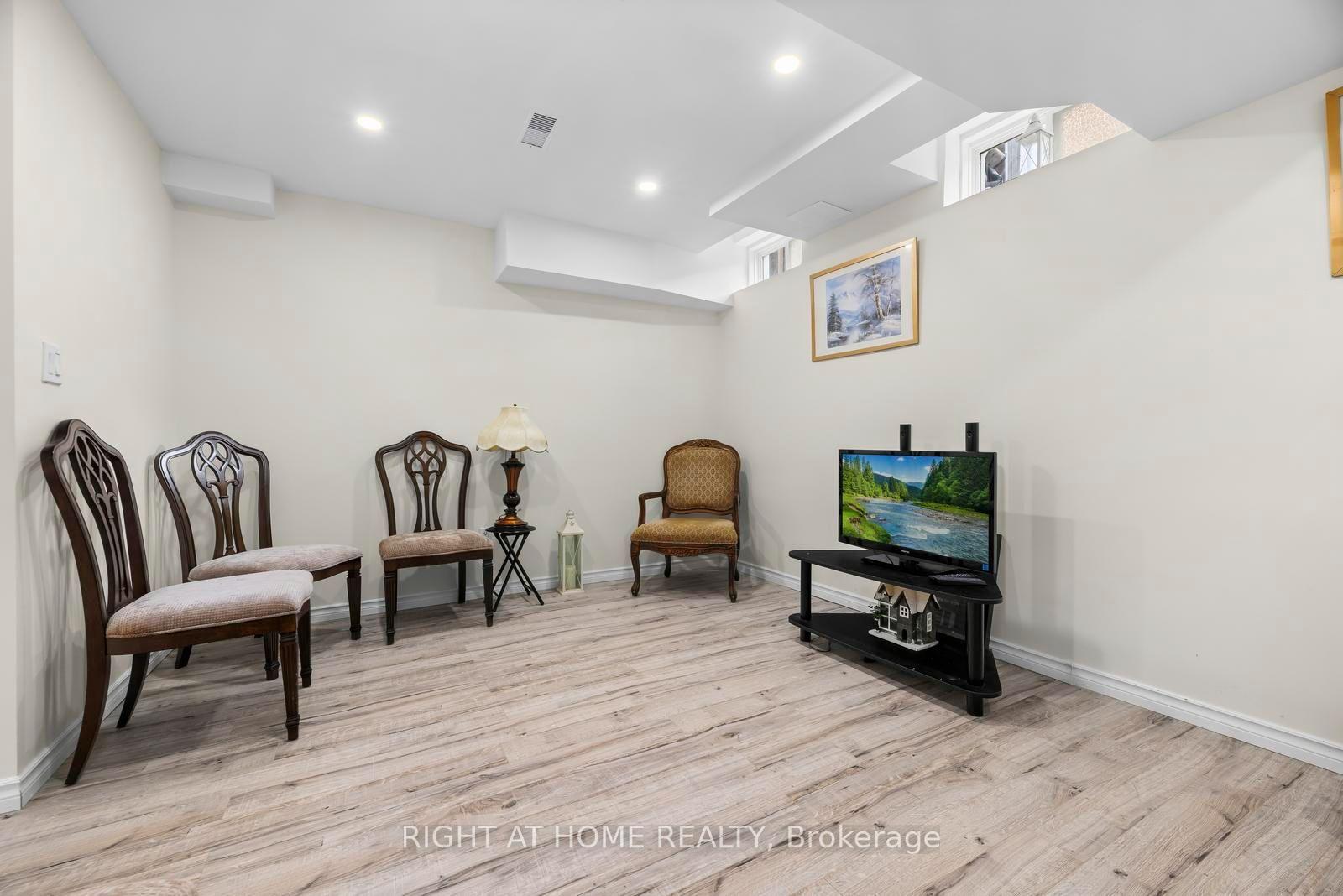 Photo 32 of 41 Coastline Drive, Brampton, Bram West — HOMEH