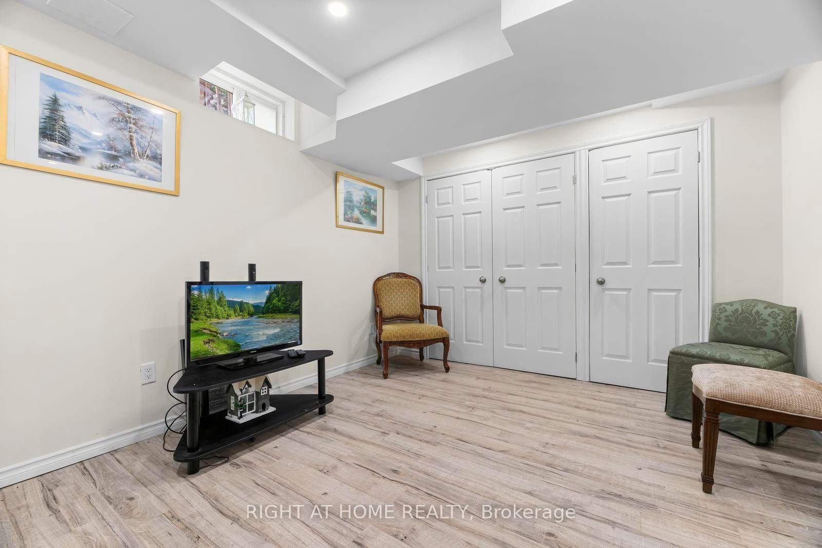 Photo 33 of 41 Coastline Drive, Brampton, Bram West — HOMEH