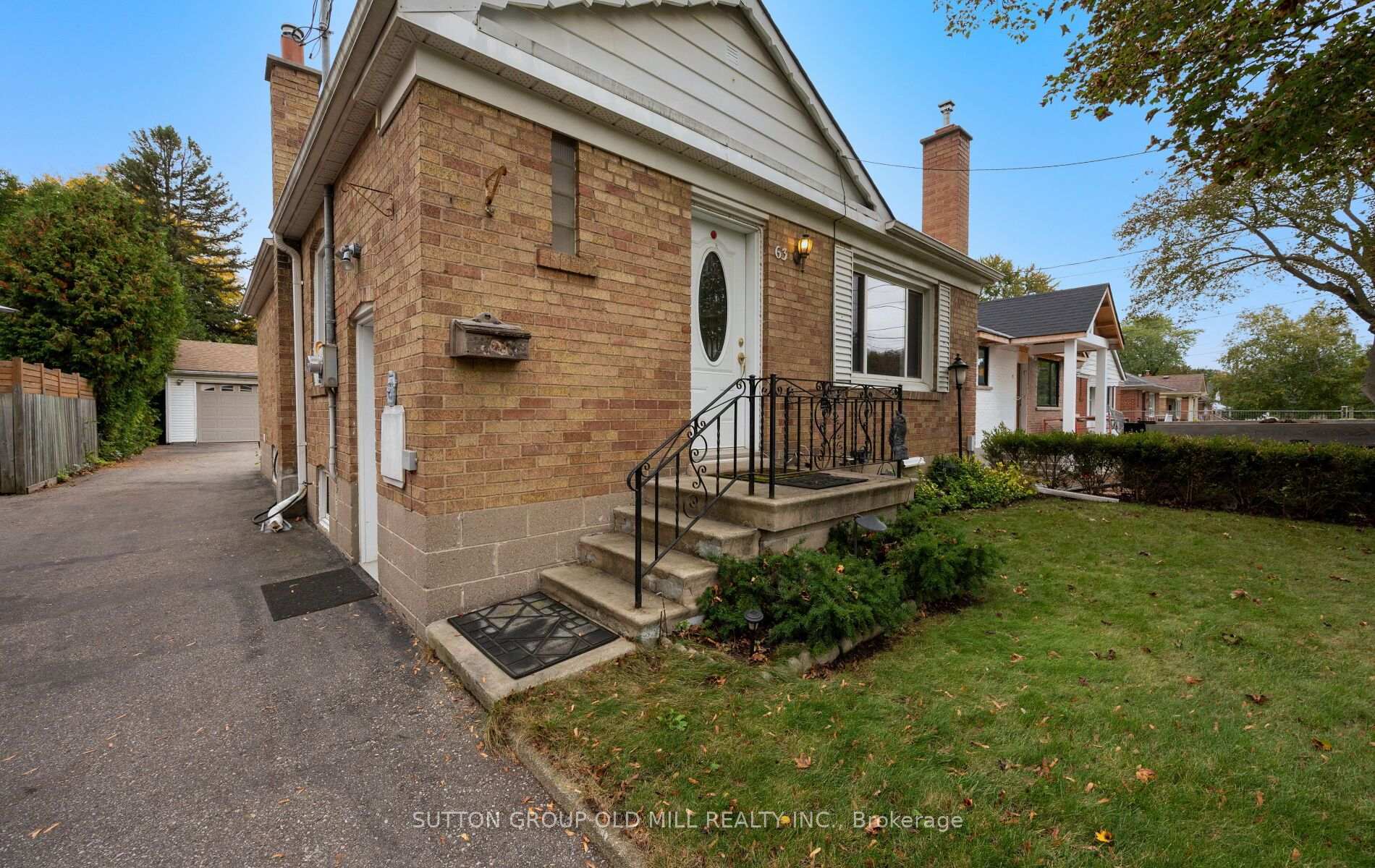 Photo 3 of 63 Westhead Road, Etobicoke, Alderwood — HOMEH