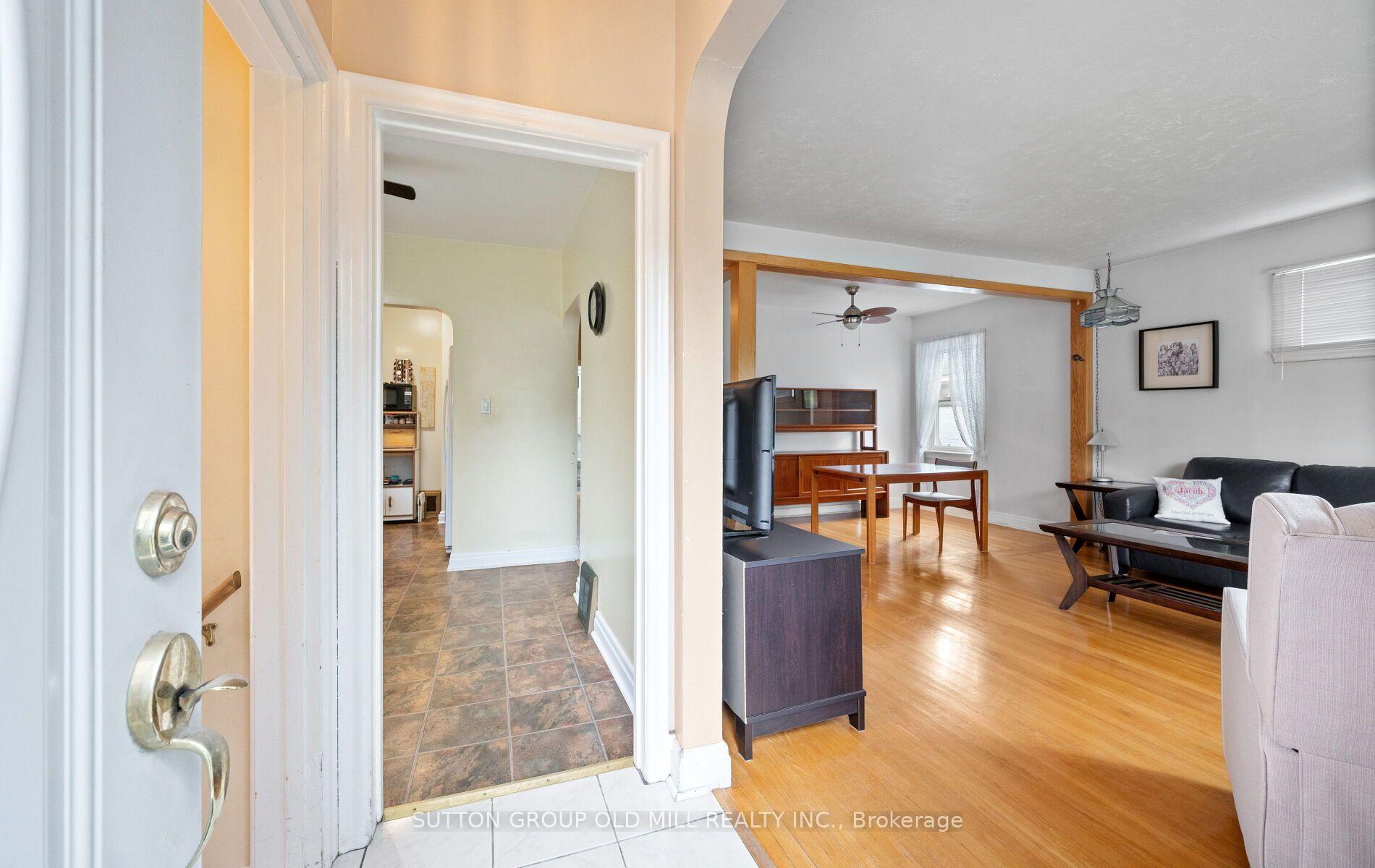 Photo 5 of 63 Westhead Road, Etobicoke, Alderwood — HOMEH