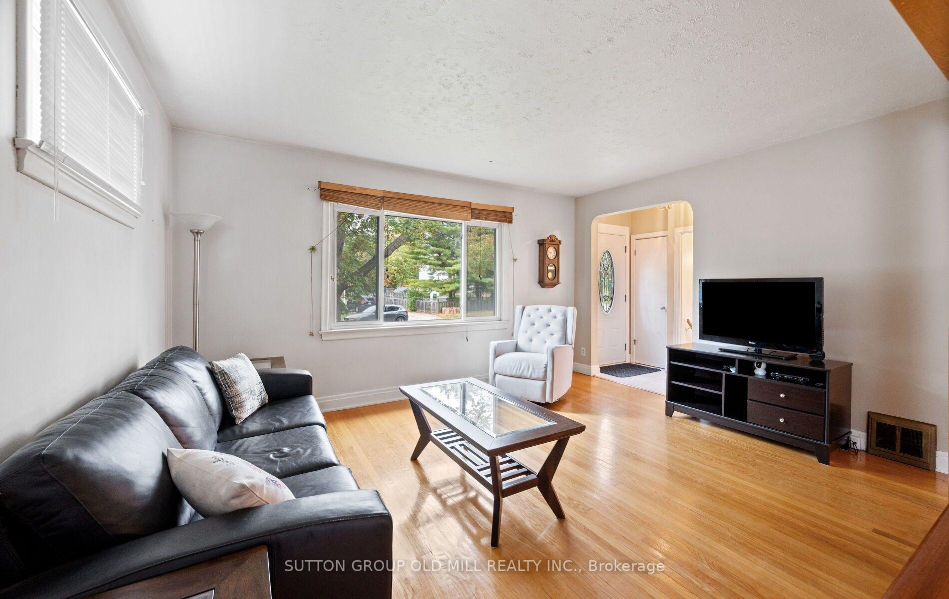 Photo 12 of 63 Westhead Road, Etobicoke, Alderwood — HOMEH