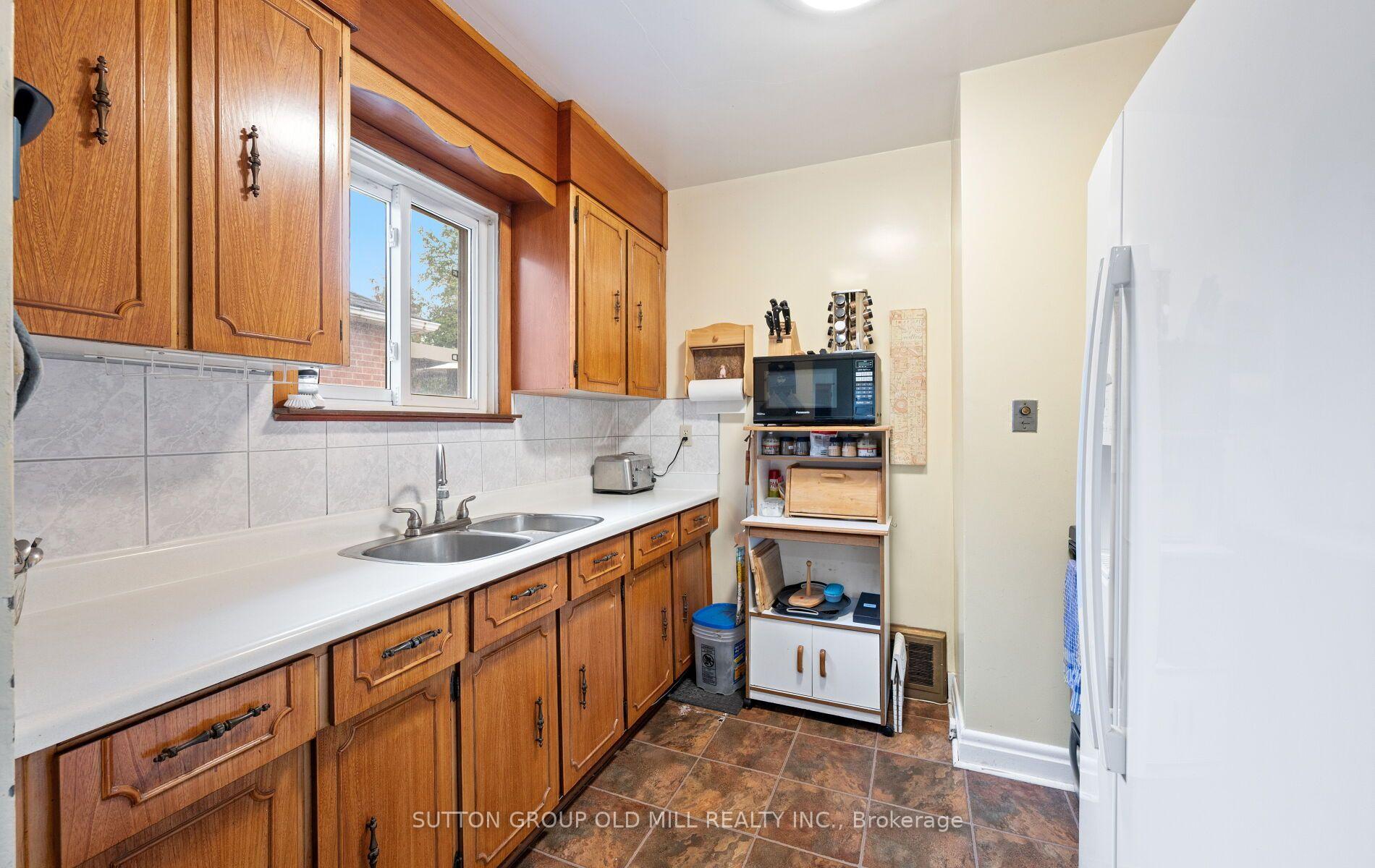 Photo 17 of 63 Westhead Road, Etobicoke, Alderwood — HOMEH