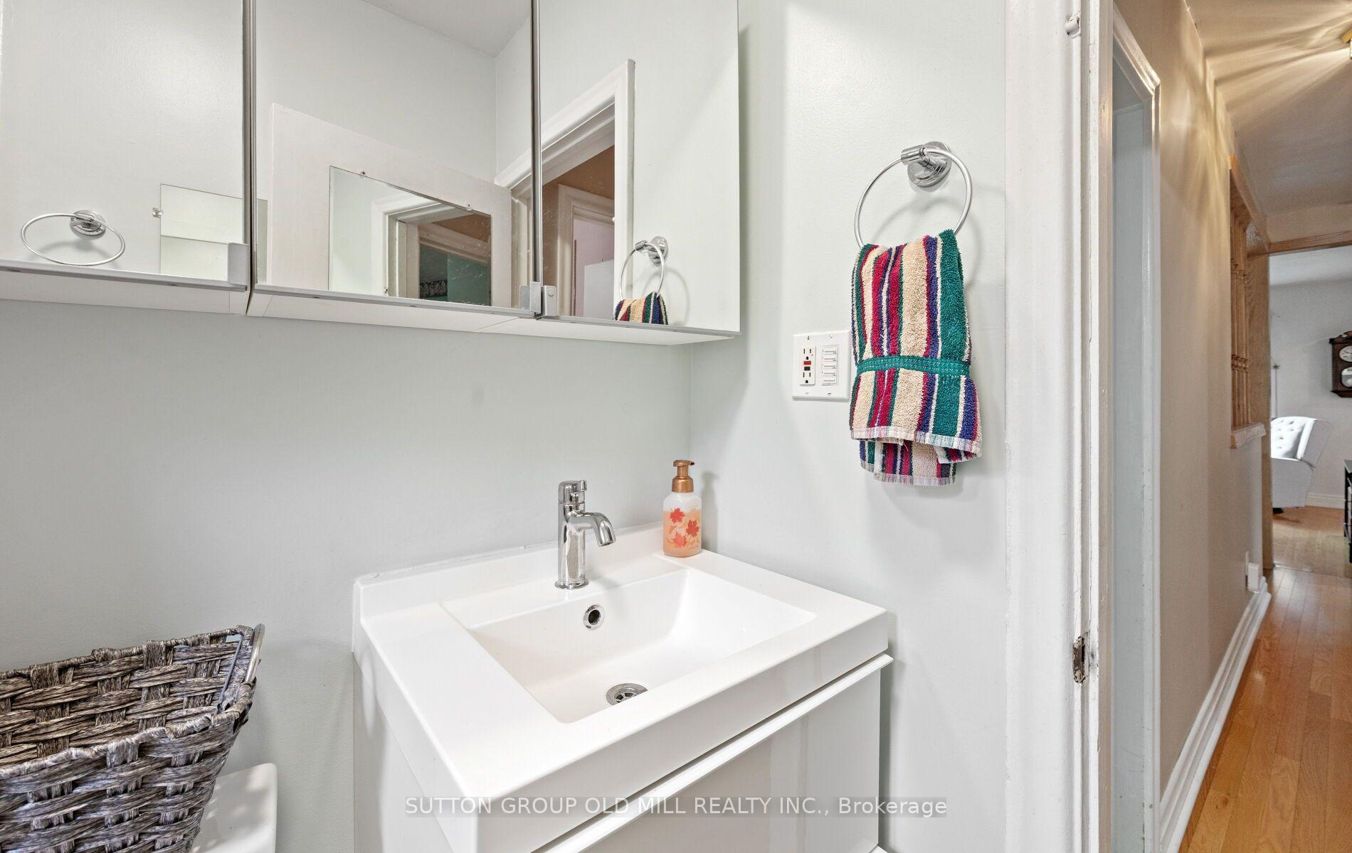 Photo 23 of 63 Westhead Road, Etobicoke, Alderwood — HOMEH