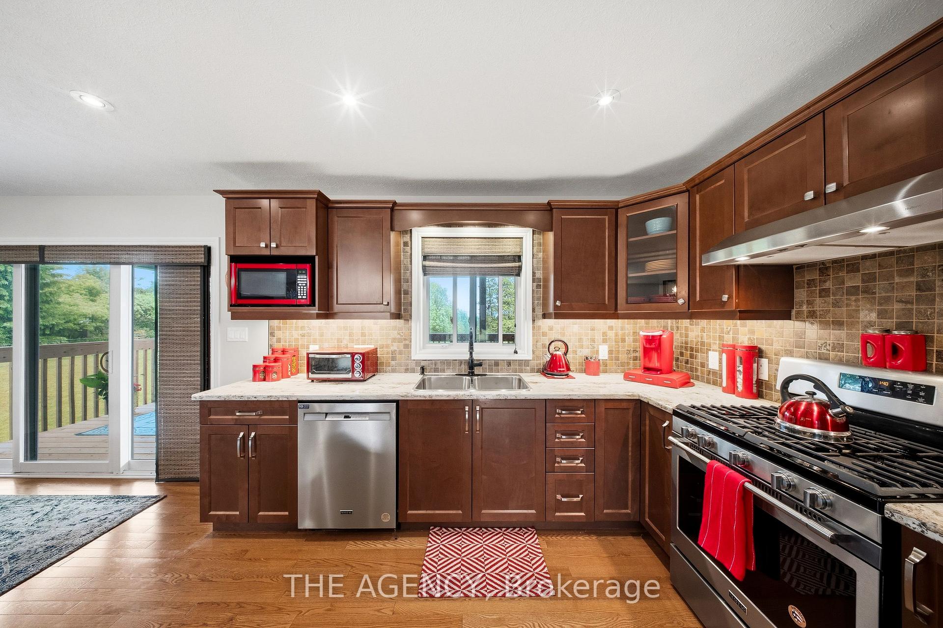 Photo 11 of 206 Meredith Way, Chatsworth — HOMEH