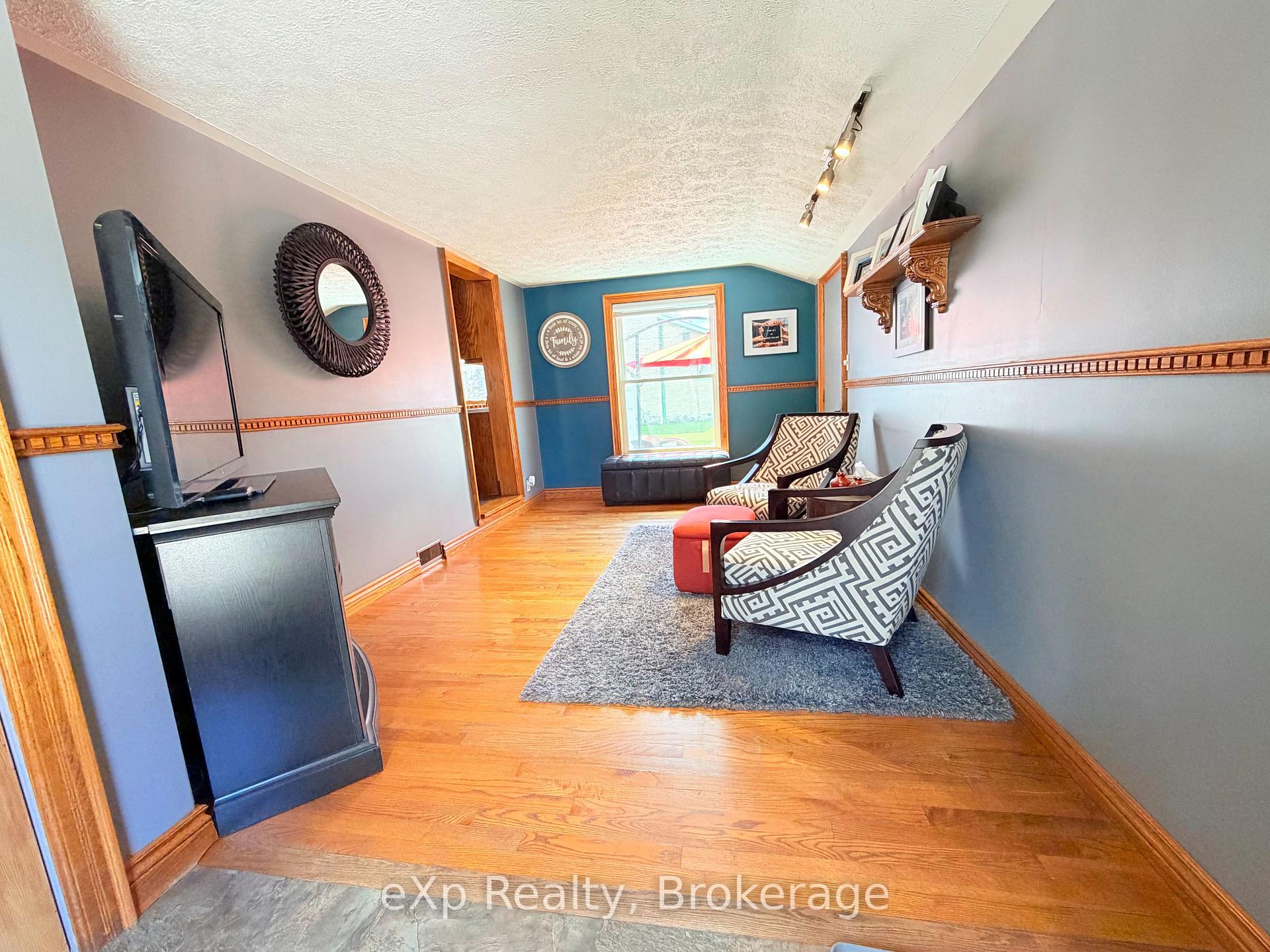 Photo 5 of 503 Yonge Street S, Brockton — HOMEH