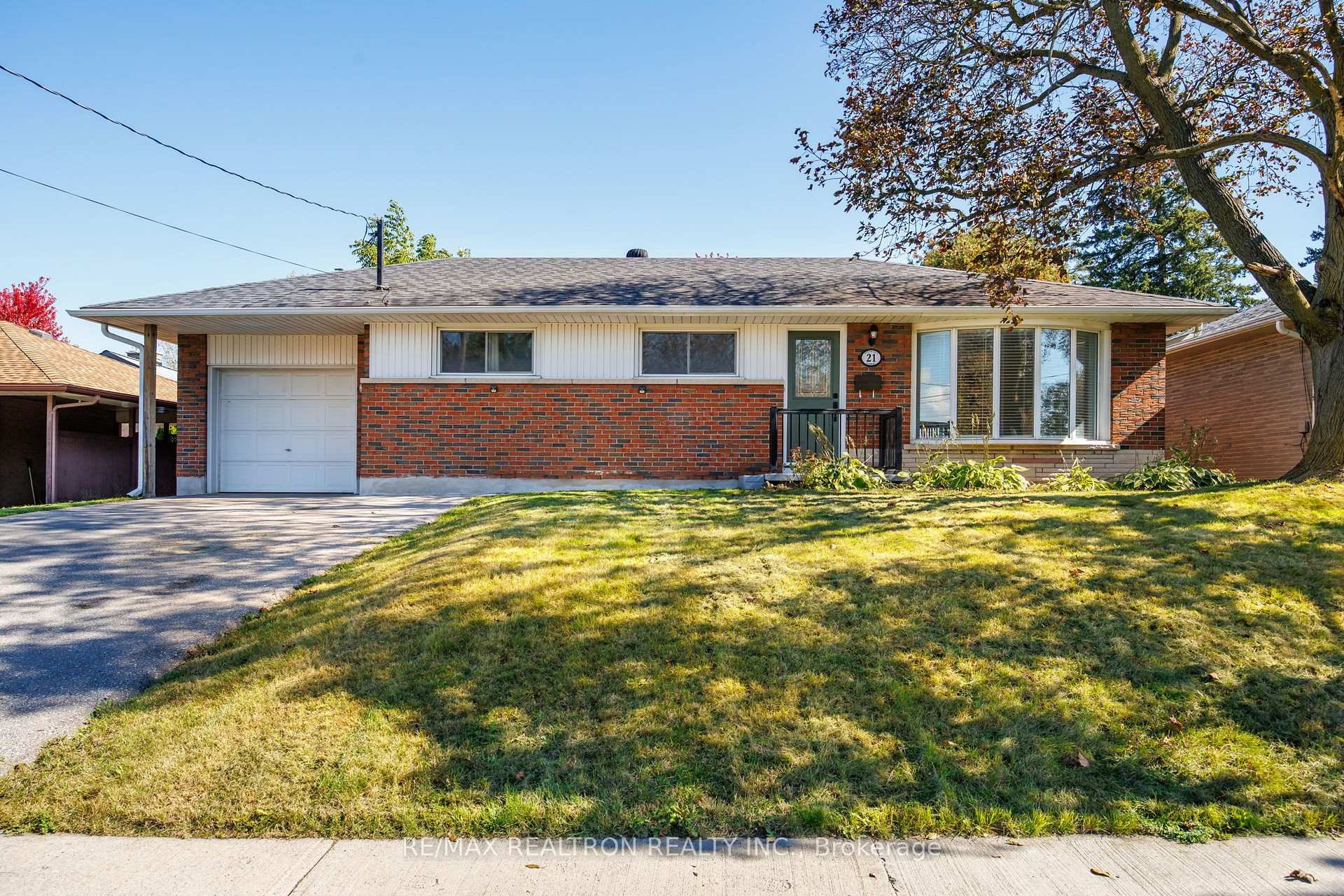 Photo 1 of 21 Athabasca Street, Oshawa, Donevan — HOMEH