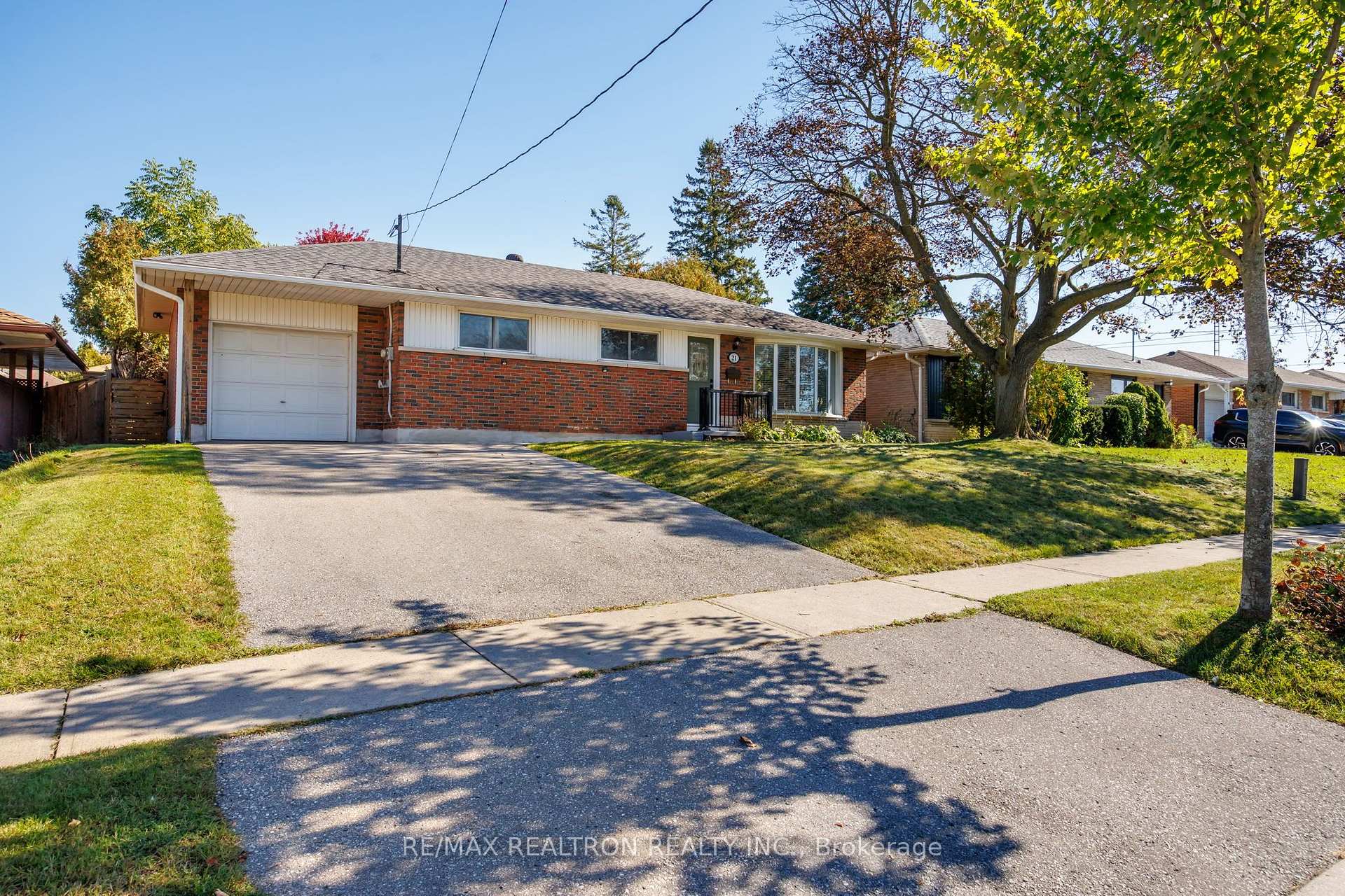 Photo 2 of 21 Athabasca Street, Oshawa, Donevan — HOMEH