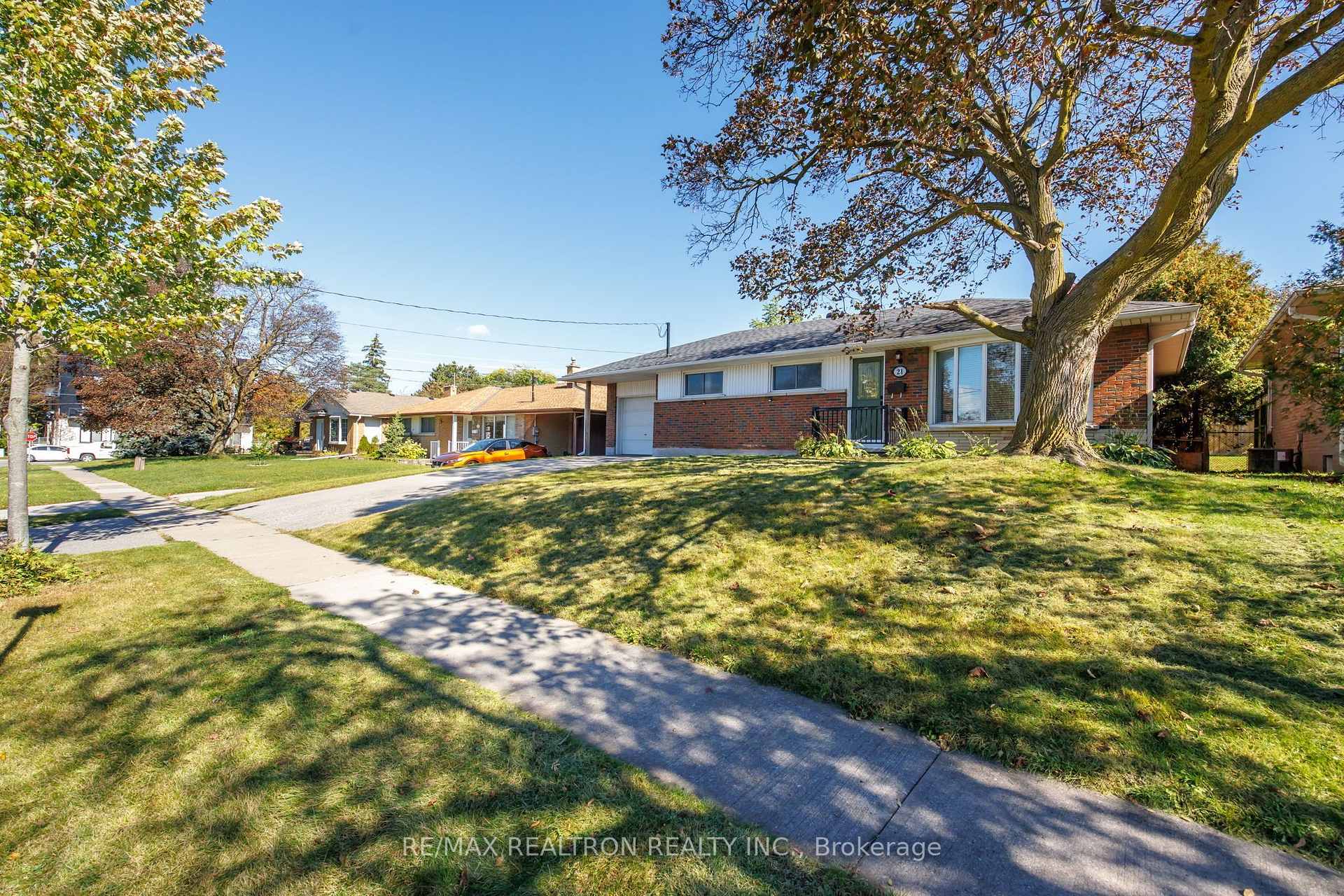 Photo 3 of 21 Athabasca Street, Oshawa, Donevan — HOMEH