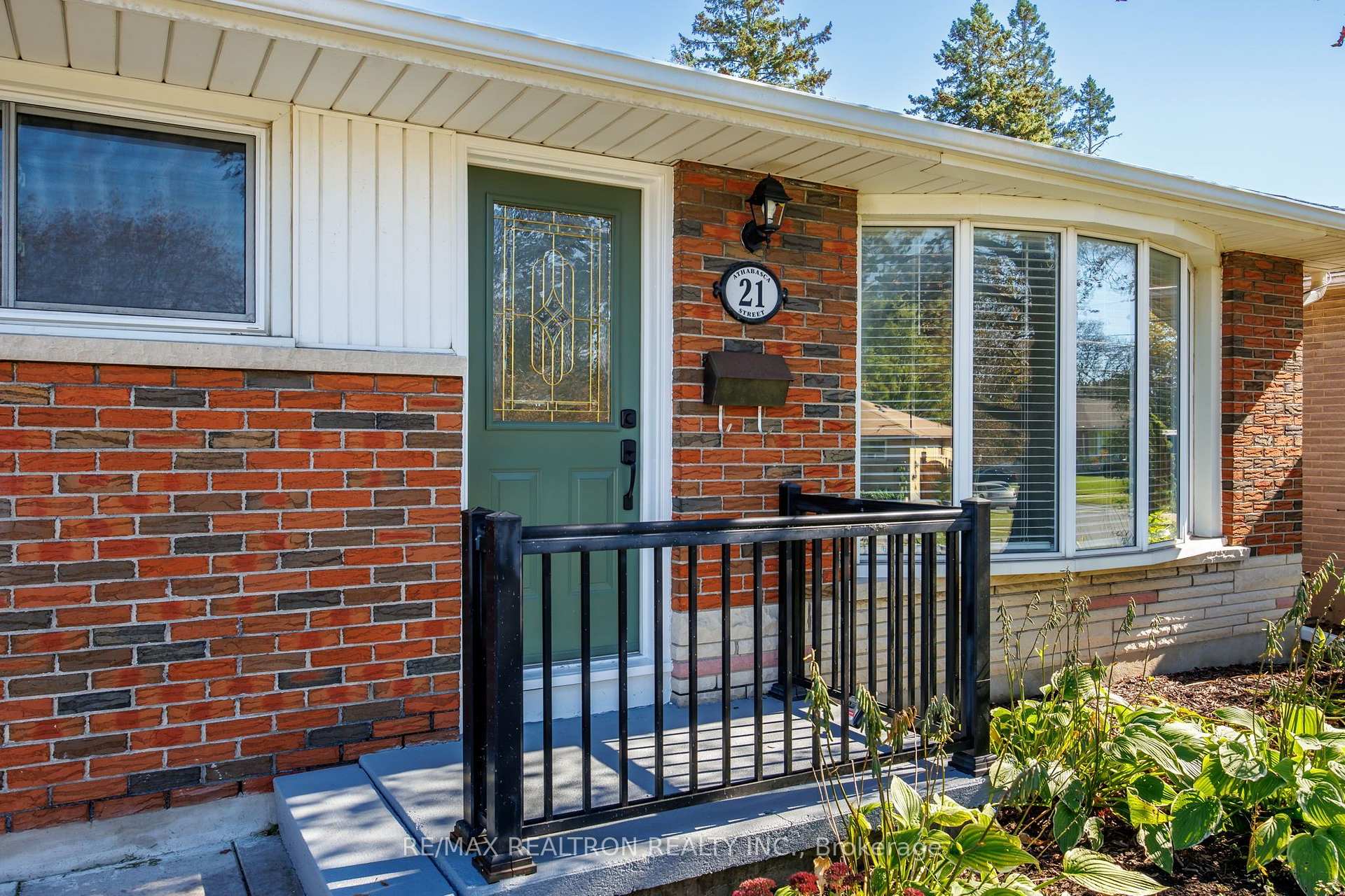 Photo 4 of 21 Athabasca Street, Oshawa, Donevan — HOMEH