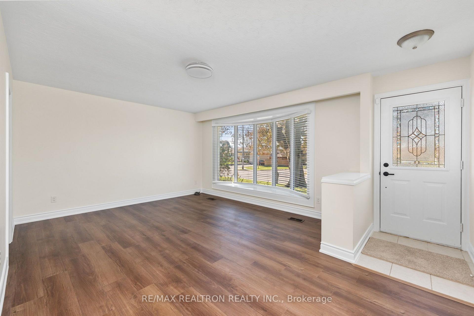 Photo 5 of 21 Athabasca Street, Oshawa, Donevan — HOMEH