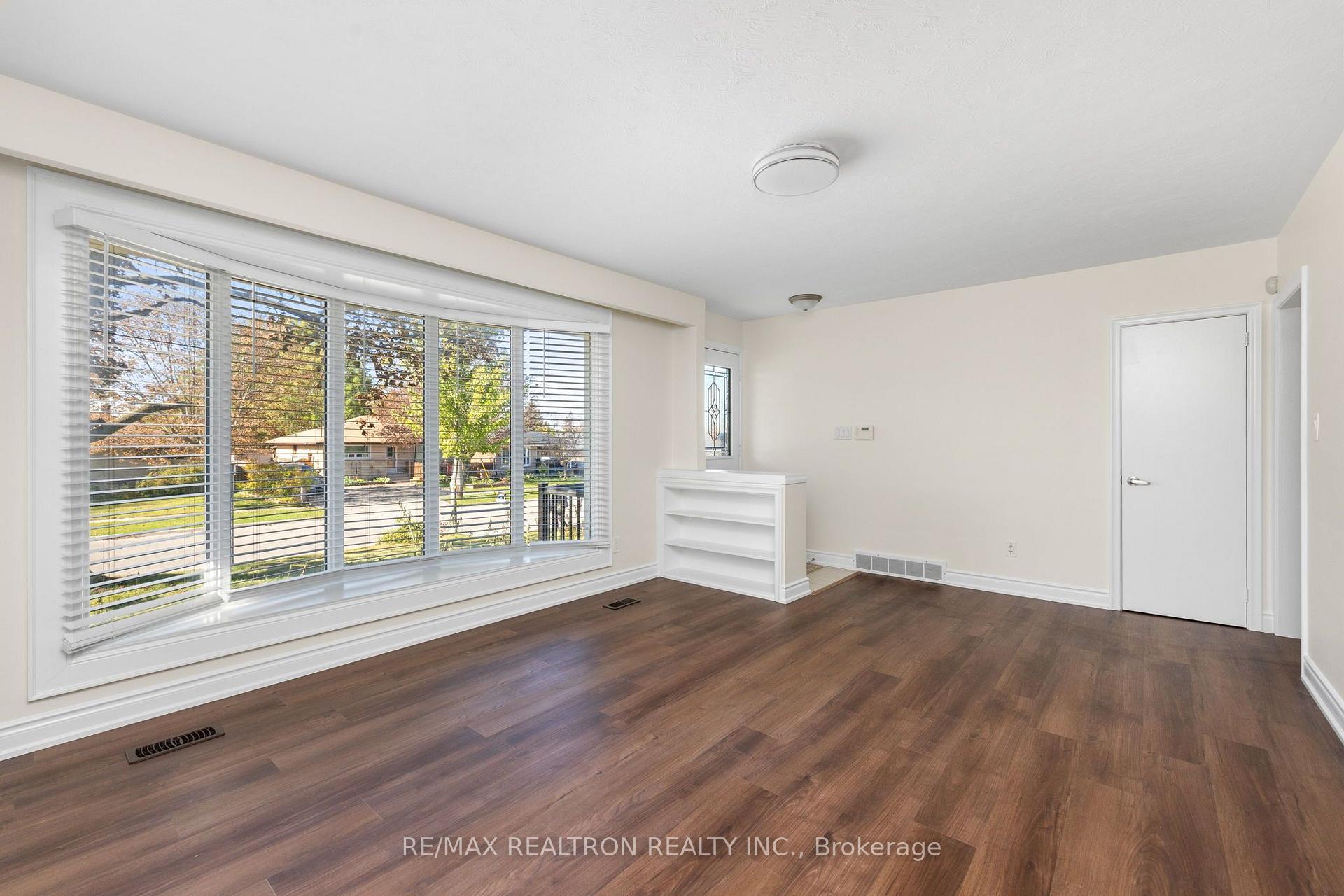 Photo 7 of 21 Athabasca Street, Oshawa, Donevan — HOMEH