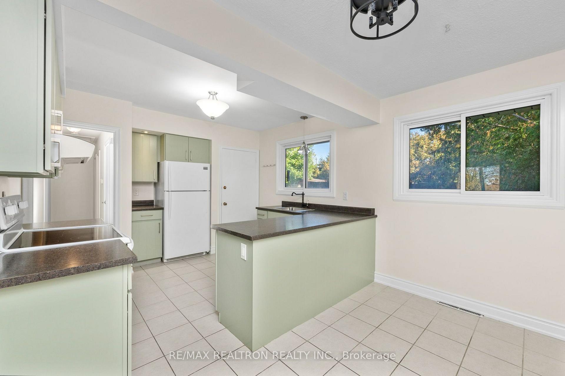 Photo 9 of 21 Athabasca Street, Oshawa, Donevan — HOMEH