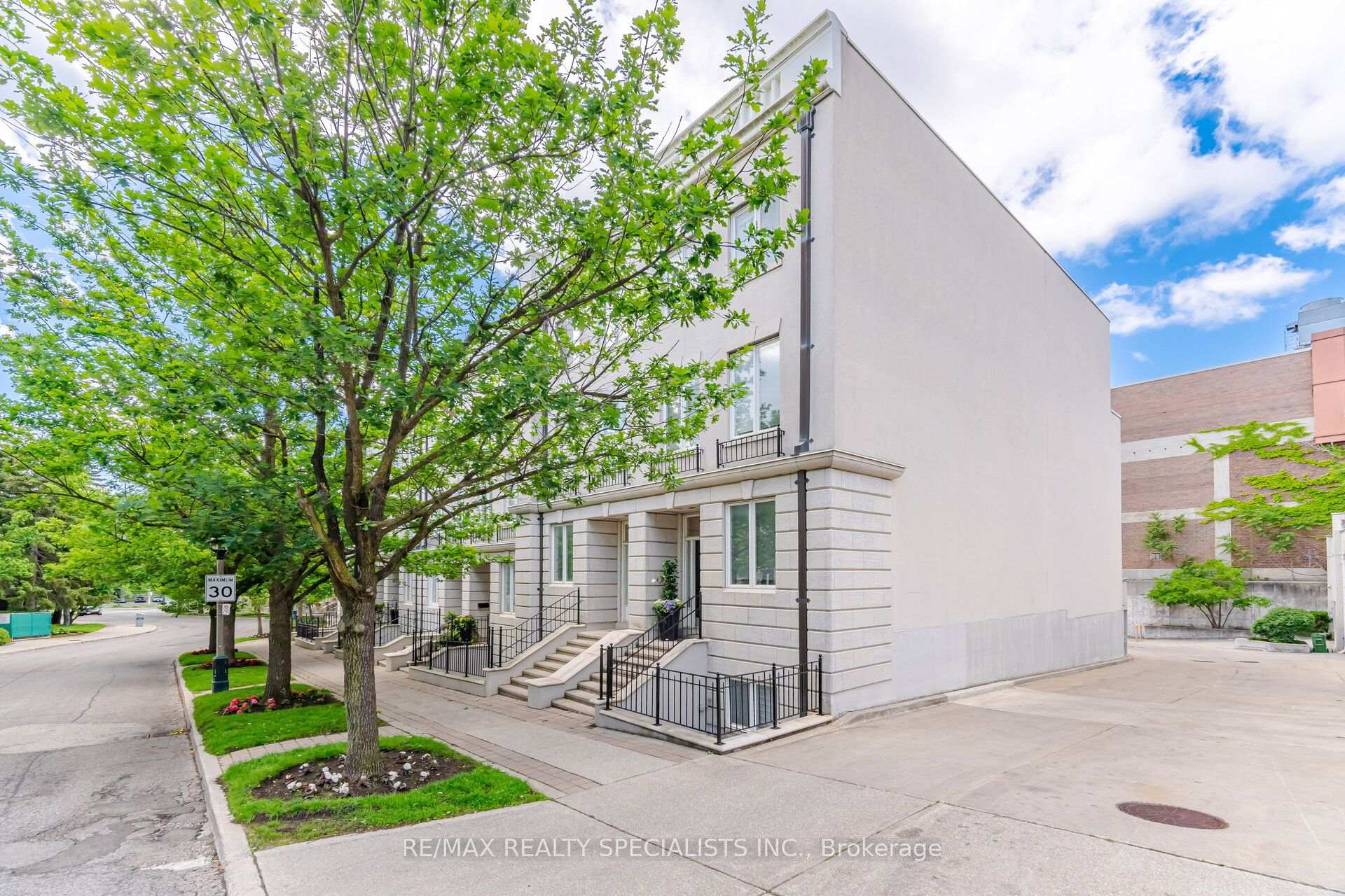 Photo 2 of 246 Walmer Road, Toronto, Casa Loma — HOMEH