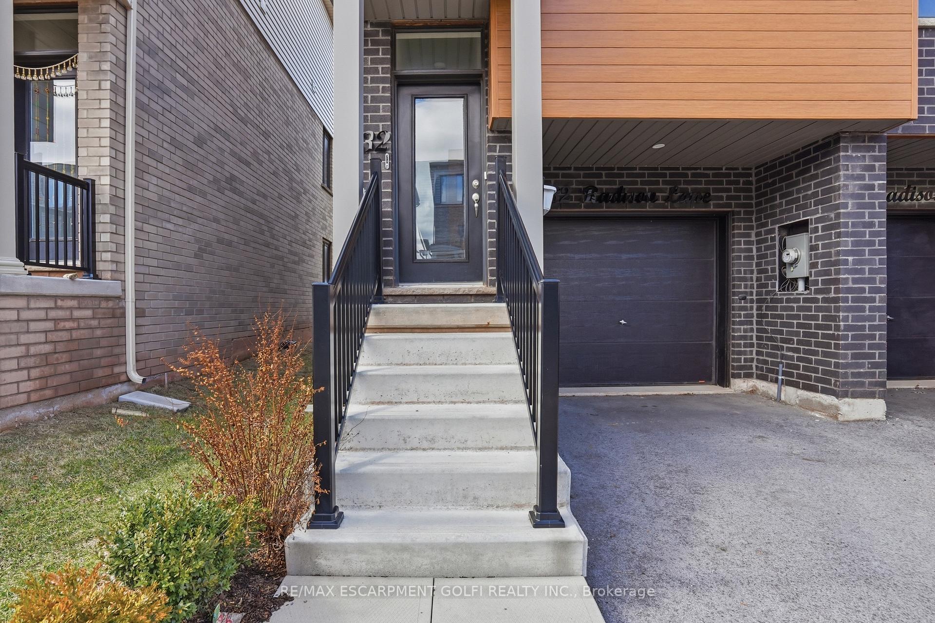 Photo 3 of 32 Radison Lane, Hamilton, McQuesten — HOMEH
