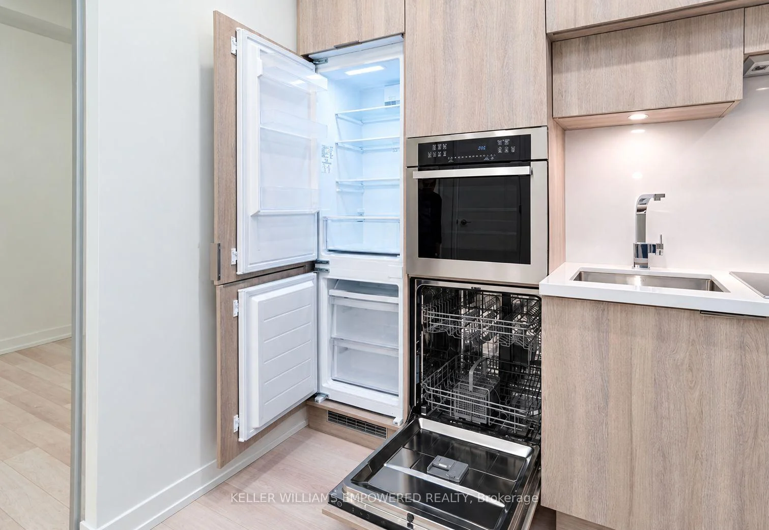 Photo 3 of Unit 2102, 39 Roehampton Avenue, Toronto, Mount Pleasant West — HOMEH