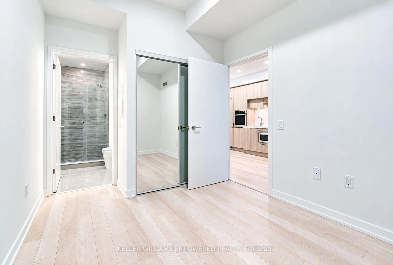 Photo 4 of Unit 2102, 39 Roehampton Avenue, Toronto, Mount Pleasant West — HOMEH