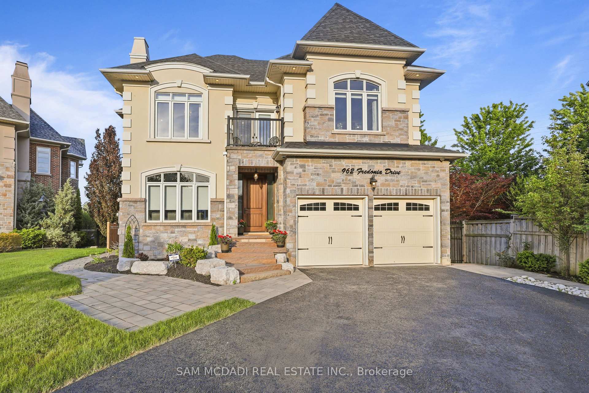 Photo 2 of 962 Fredonia Drive, Mississauga, Erindale — HOMEH