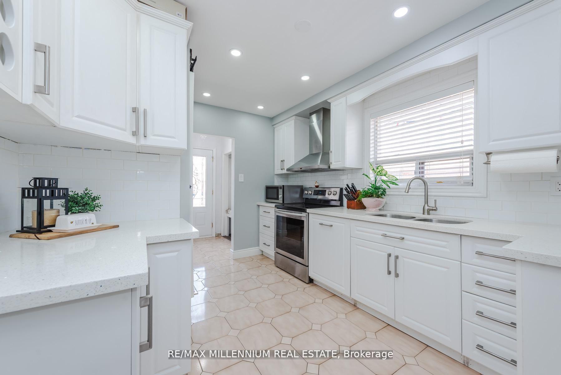 Photo 3 of 13 Cumberland Drive, Brampton, Brampton North — HOMEH
