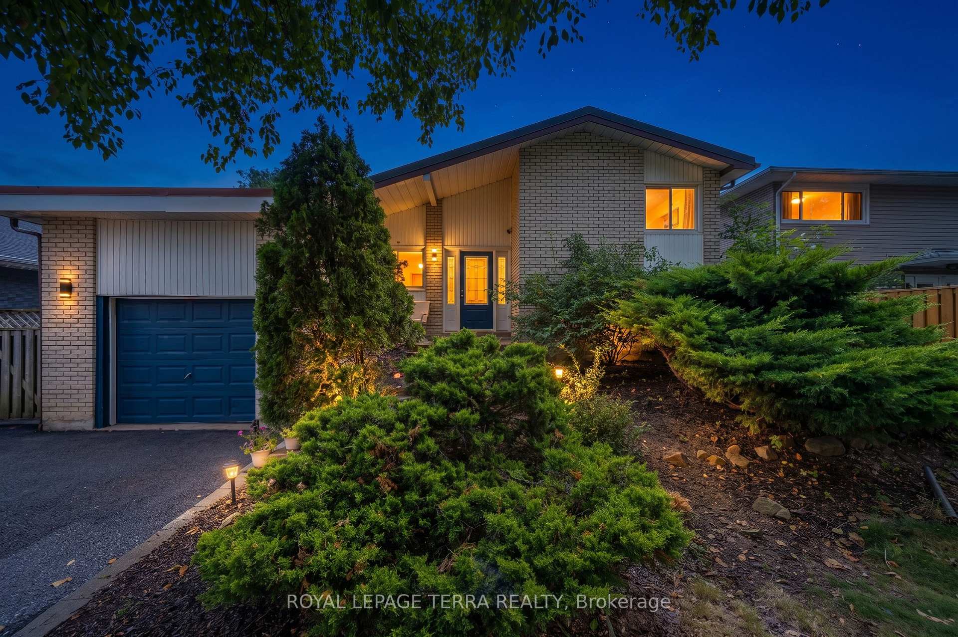 Photo 2 of 1571 Lewisham Drive, Mississauga, Clarkson — HOMEH