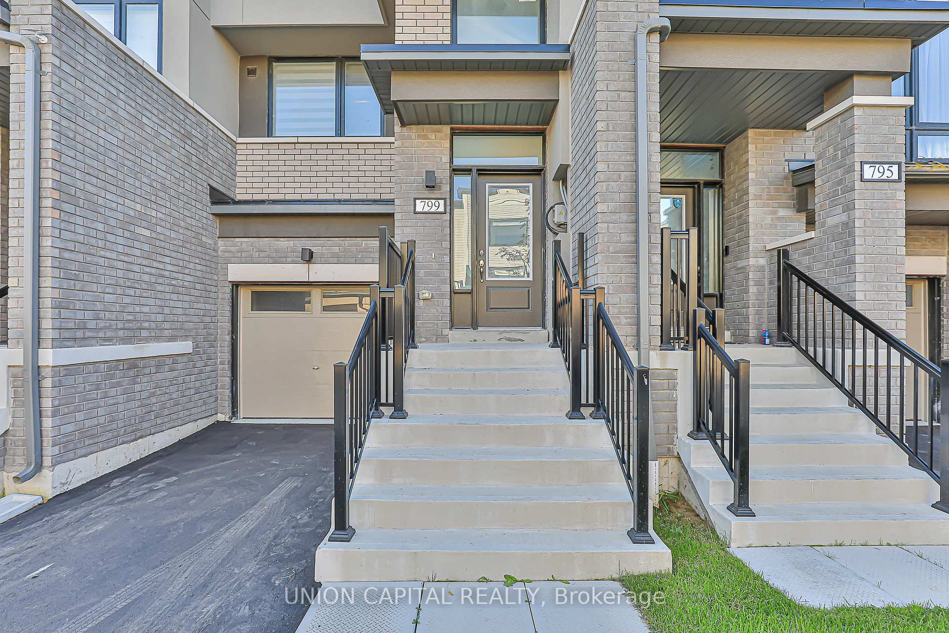 Photo 2 of 799 Stanstead Path, Oshawa, Samac — HOMEH