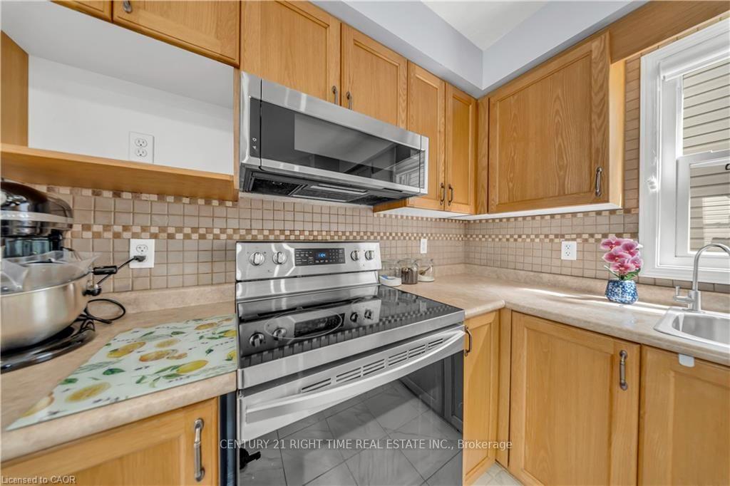 Photo 13 of 425 Speckled Alder Street, Waterloo, Erbsville/Laurelwood — HOMEH