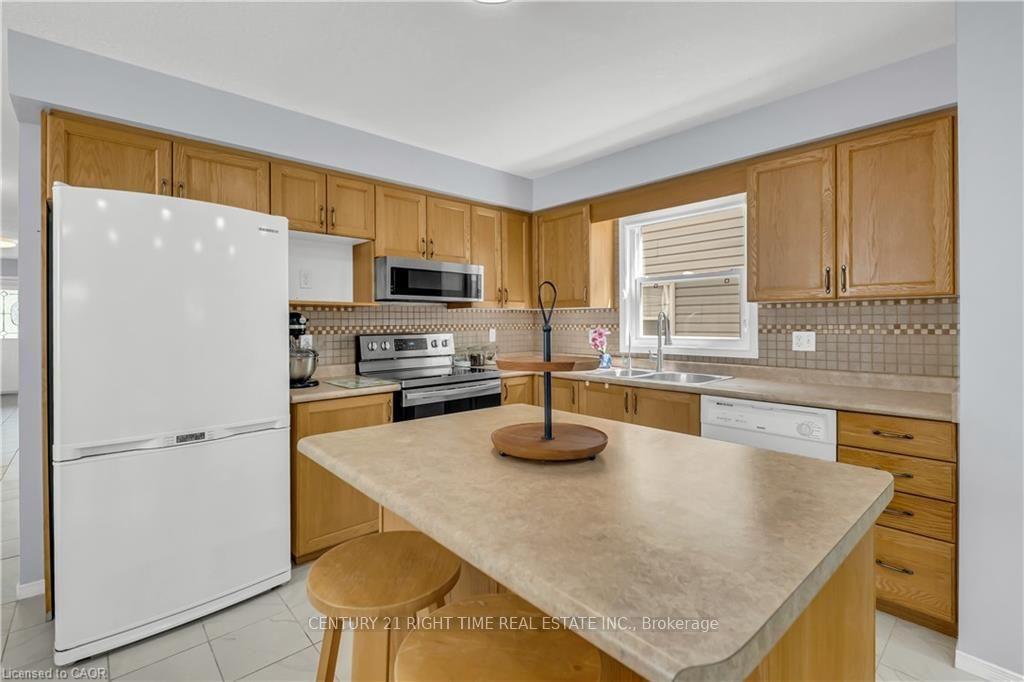 Photo 15 of 425 Speckled Alder Street, Waterloo, Erbsville/Laurelwood — HOMEH