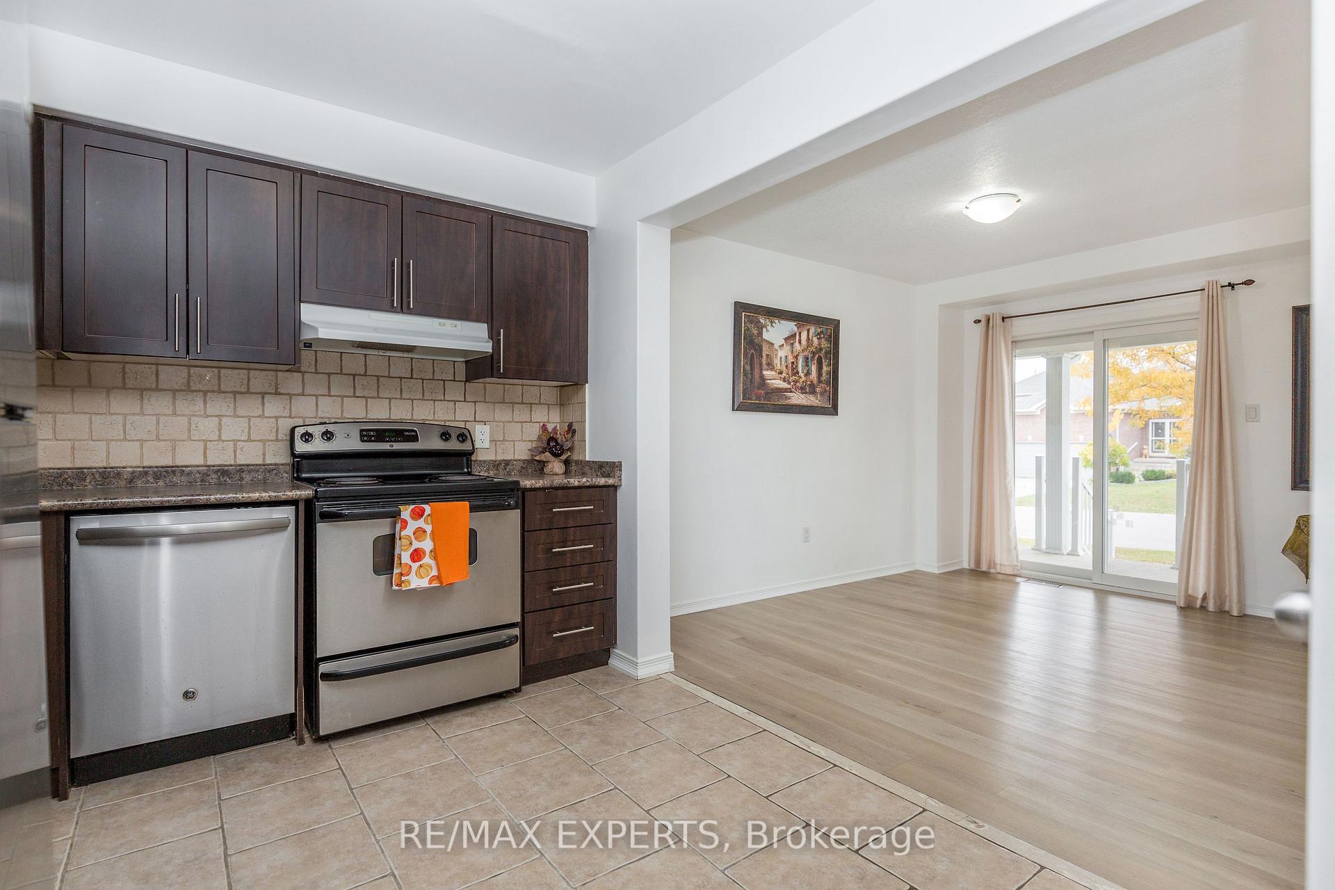 Photo 6 of Unit 11, 75 Prince William Way, Barrie, Innis-Shore — HOMEH