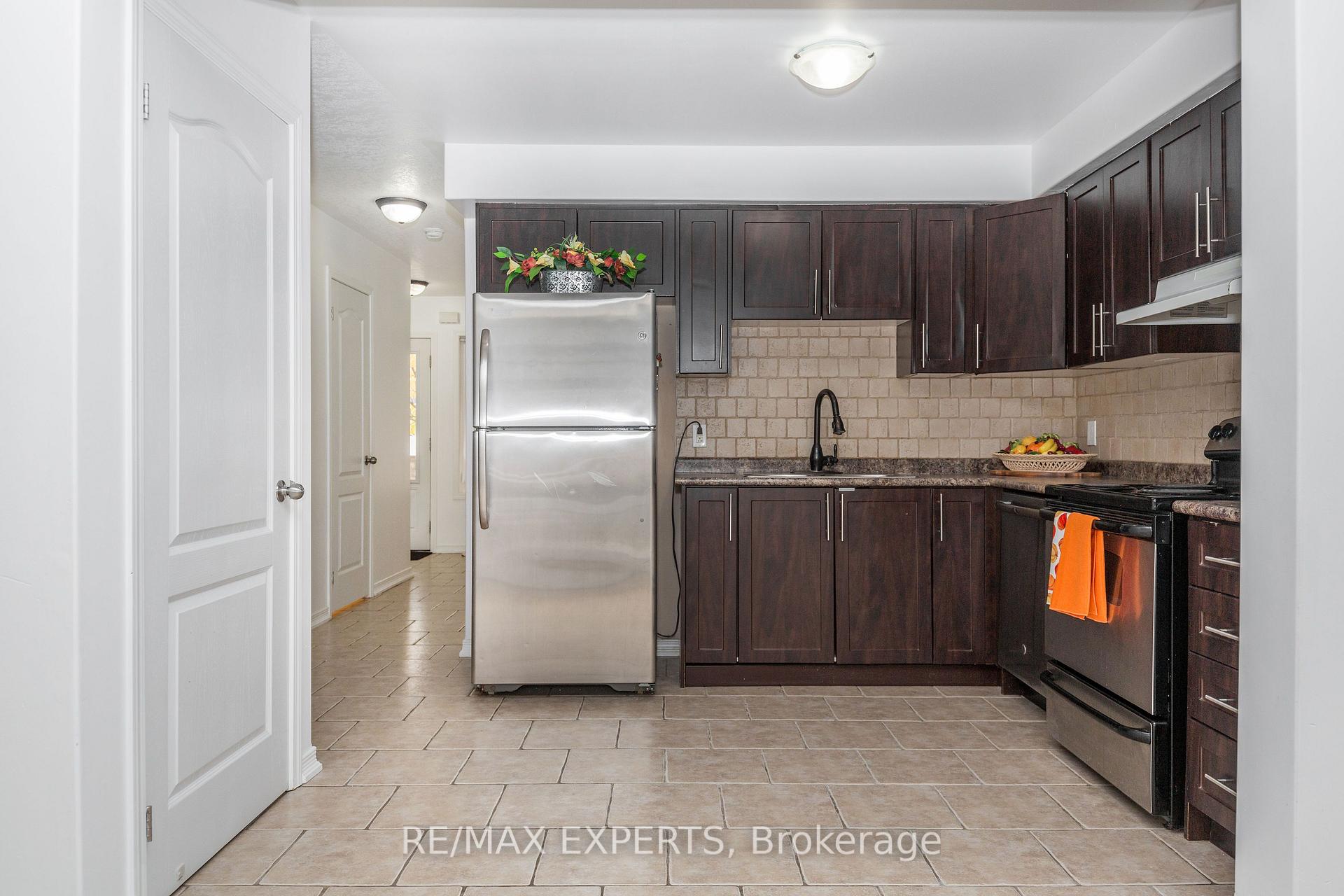 Photo 7 of Unit 11, 75 Prince William Way, Barrie, Innis-Shore — HOMEH