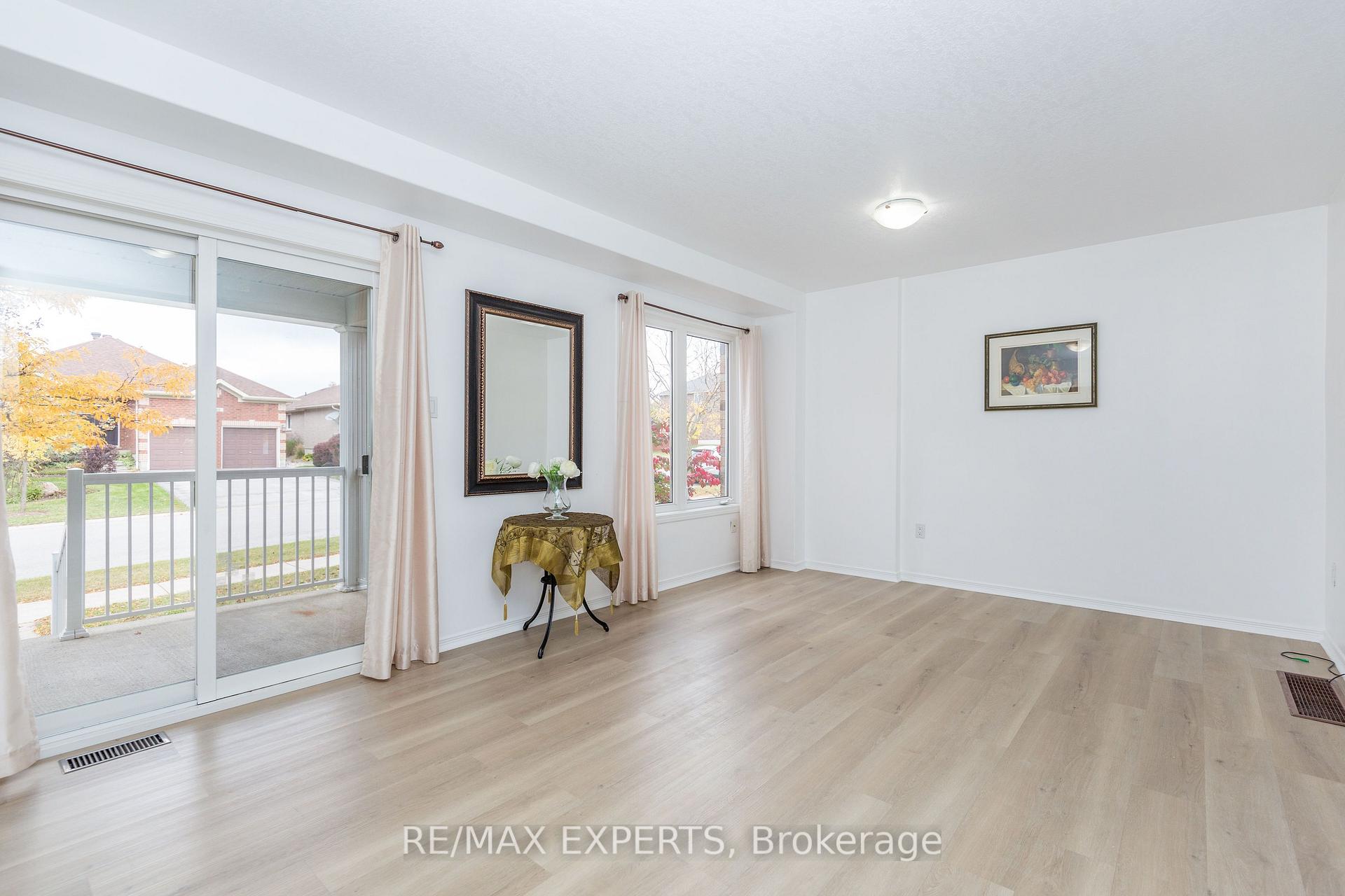 Photo 10 of Unit 11, 75 Prince William Way, Barrie, Innis-Shore — HOMEH