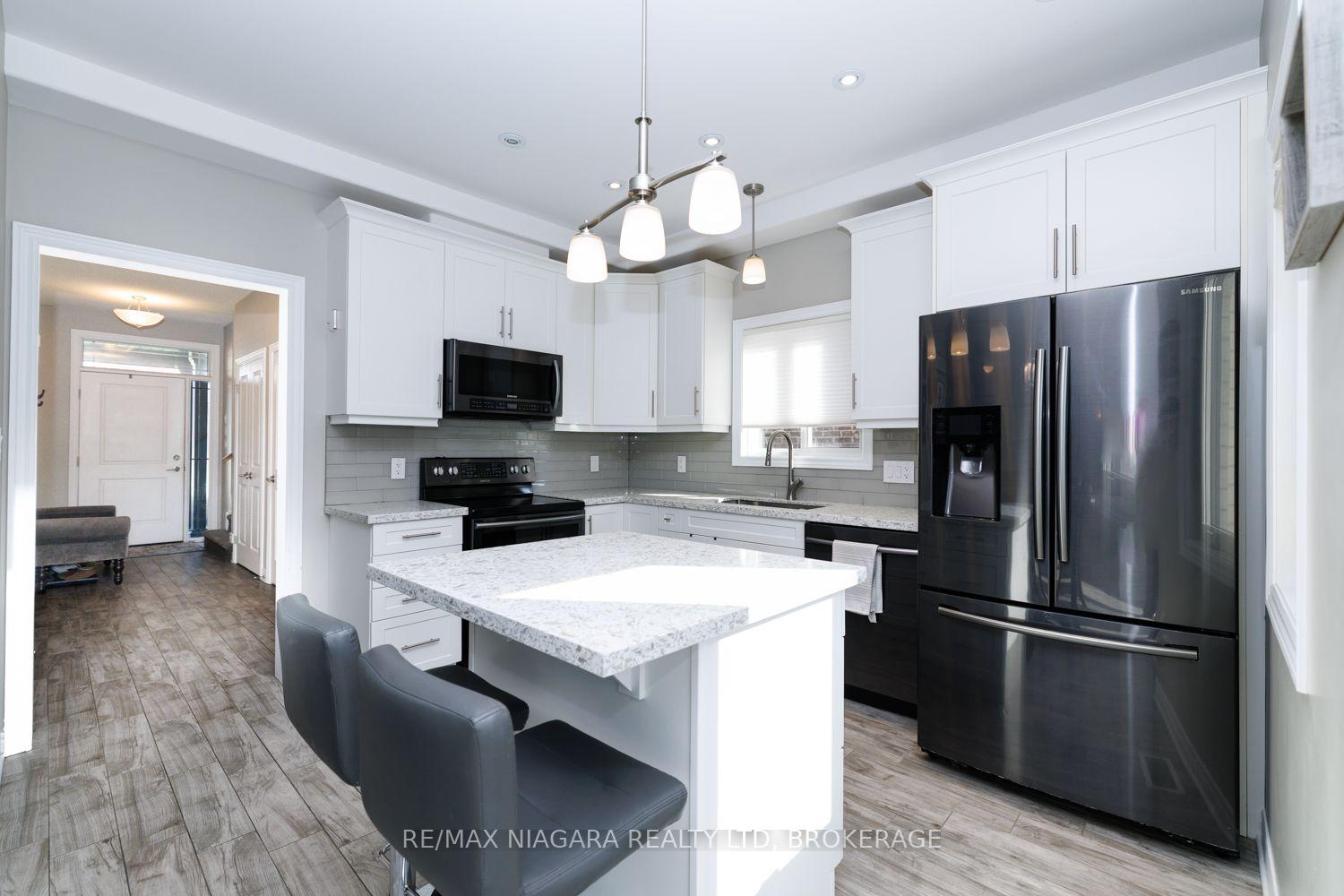 Photo 9 of 6 Bergenstein Crescent, Pelham, Fonthill — HOMEH