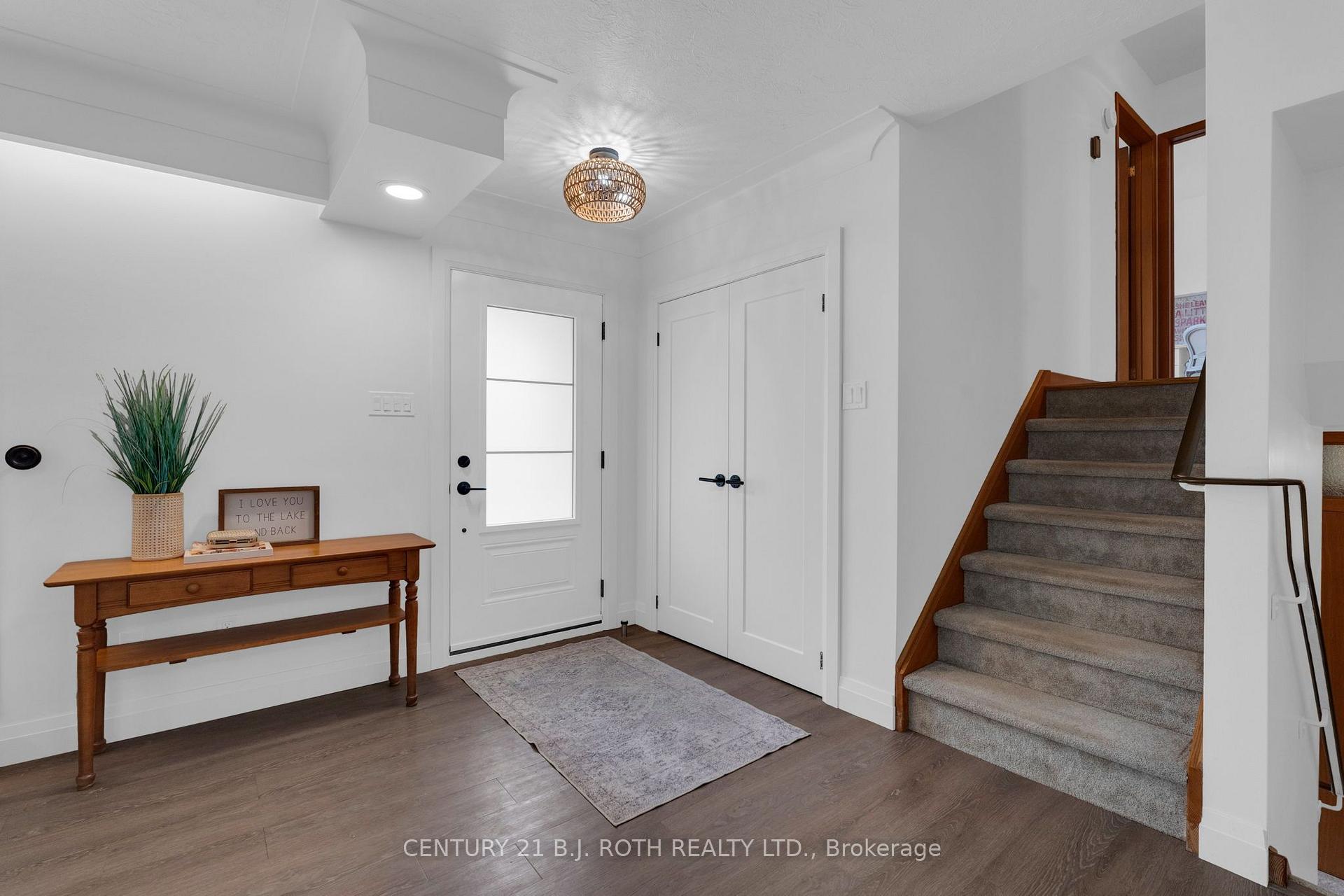 Photo 3 of 254 Grove Street E, Barrie, Wellington — HOMEH