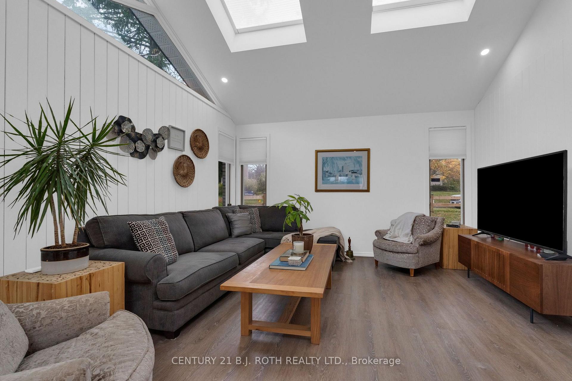 Photo 15 of 254 Grove Street E, Barrie, Wellington — HOMEH