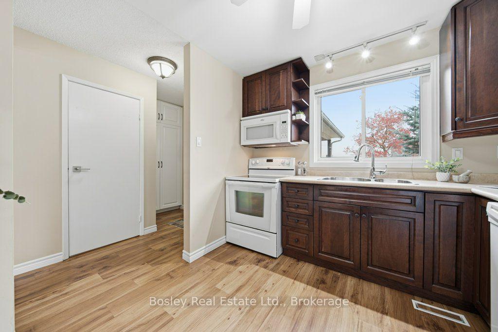 Photo 5 of Unit Unit 28, 255 Northlake Drive, Waterloo, North Lakeshore — HOMEH