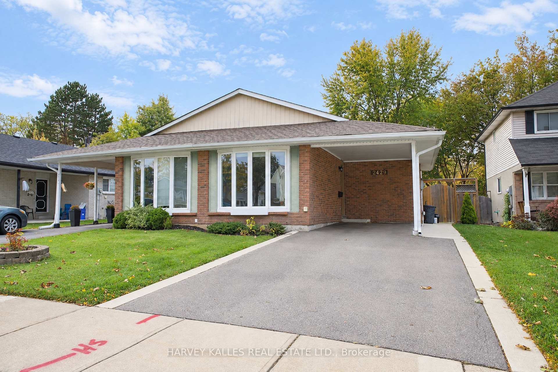 Photo 3 of 2429 Overton Drive, Burlington, Brant Hills — HOMEH