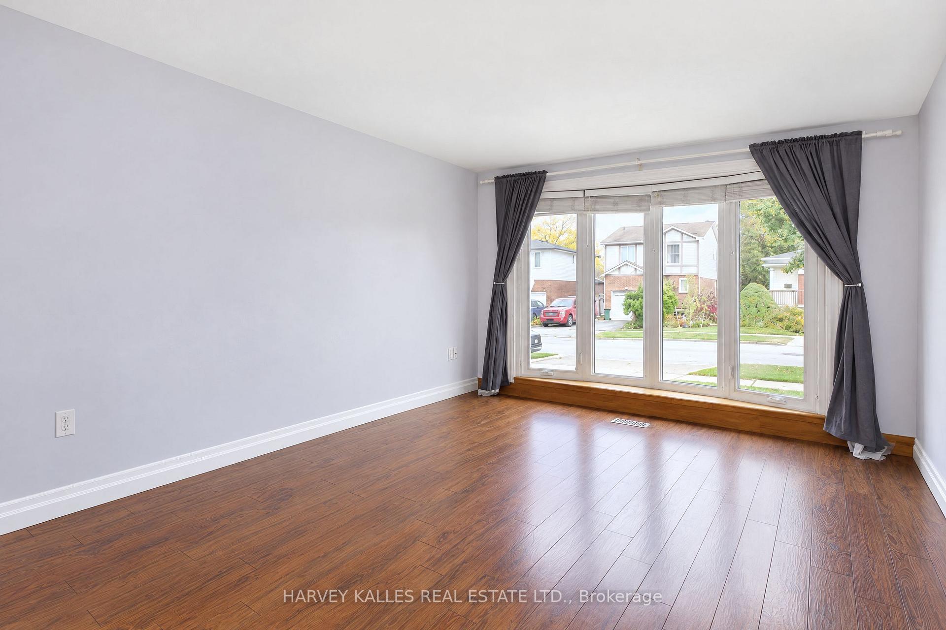 Photo 4 of 2429 Overton Drive, Burlington, Brant Hills — HOMEH