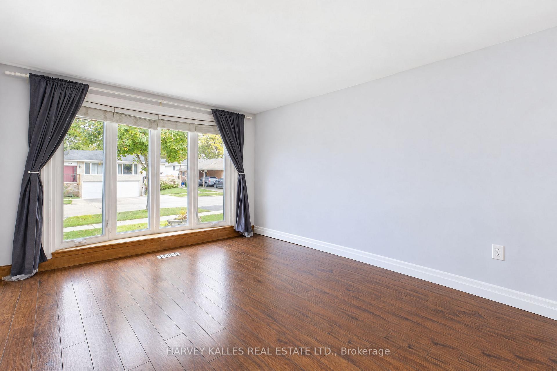 Photo 5 of 2429 Overton Drive, Burlington, Brant Hills — HOMEH