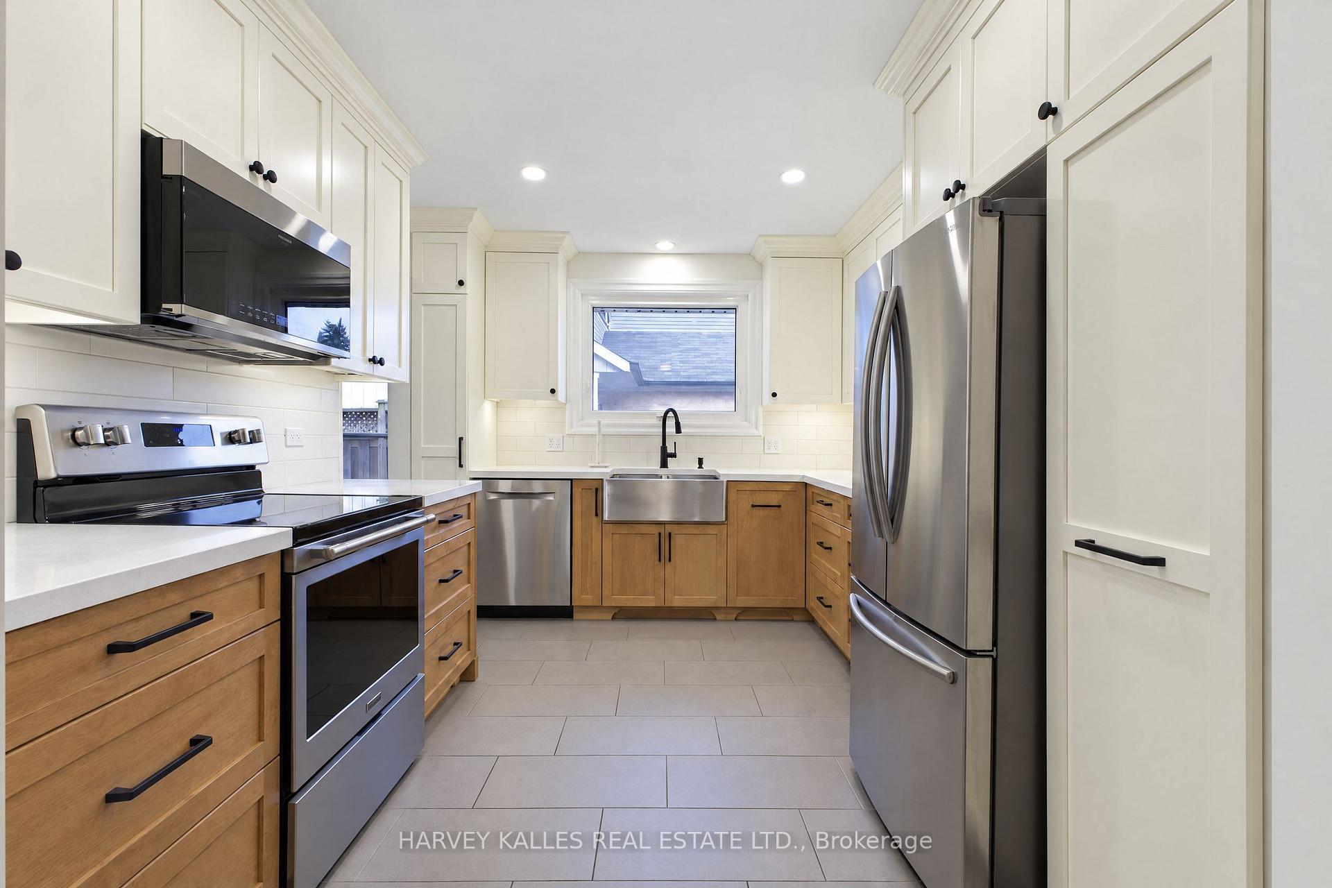 Photo 8 of 2429 Overton Drive, Burlington, Brant Hills — HOMEH