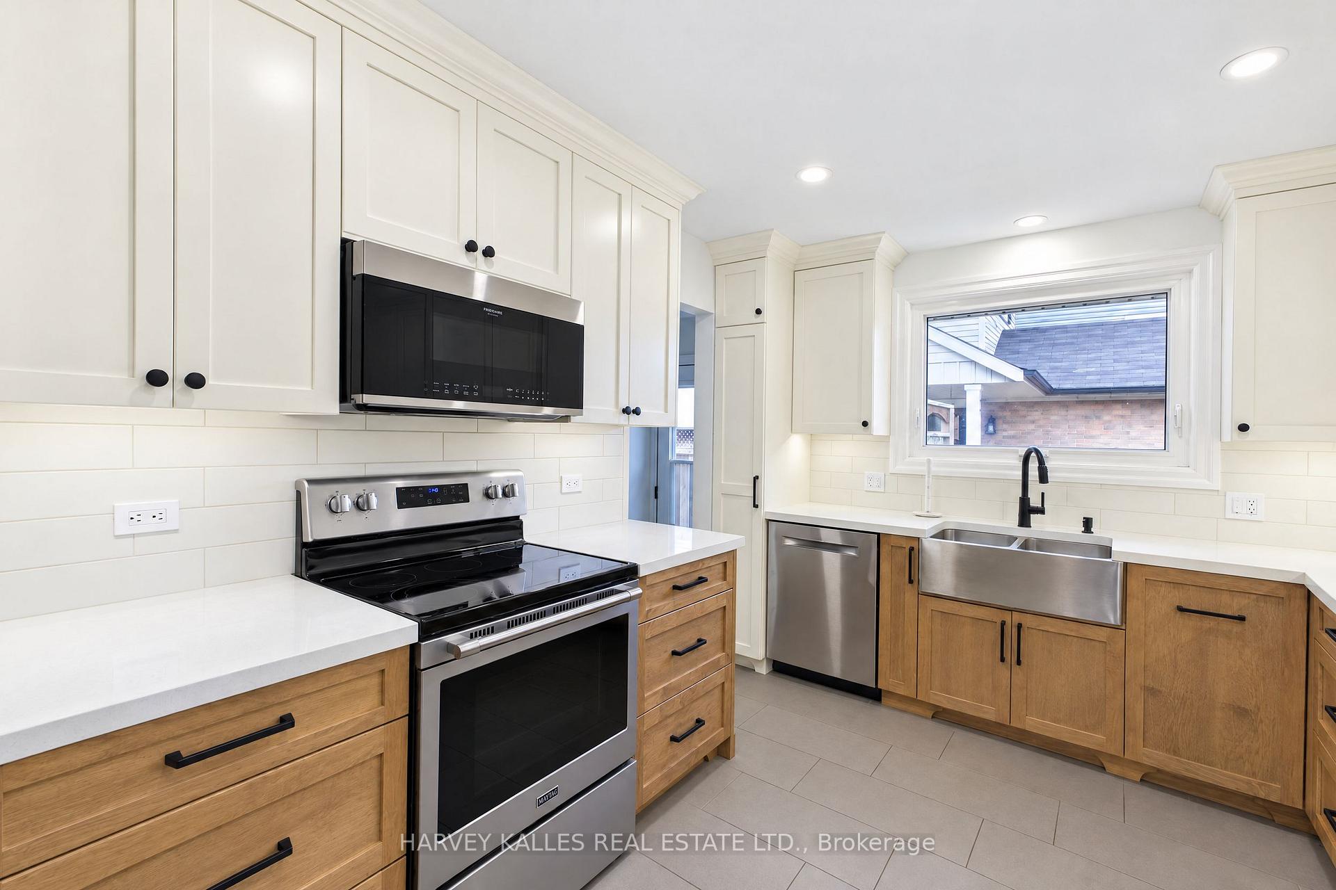 Photo 9 of 2429 Overton Drive, Burlington, Brant Hills — HOMEH