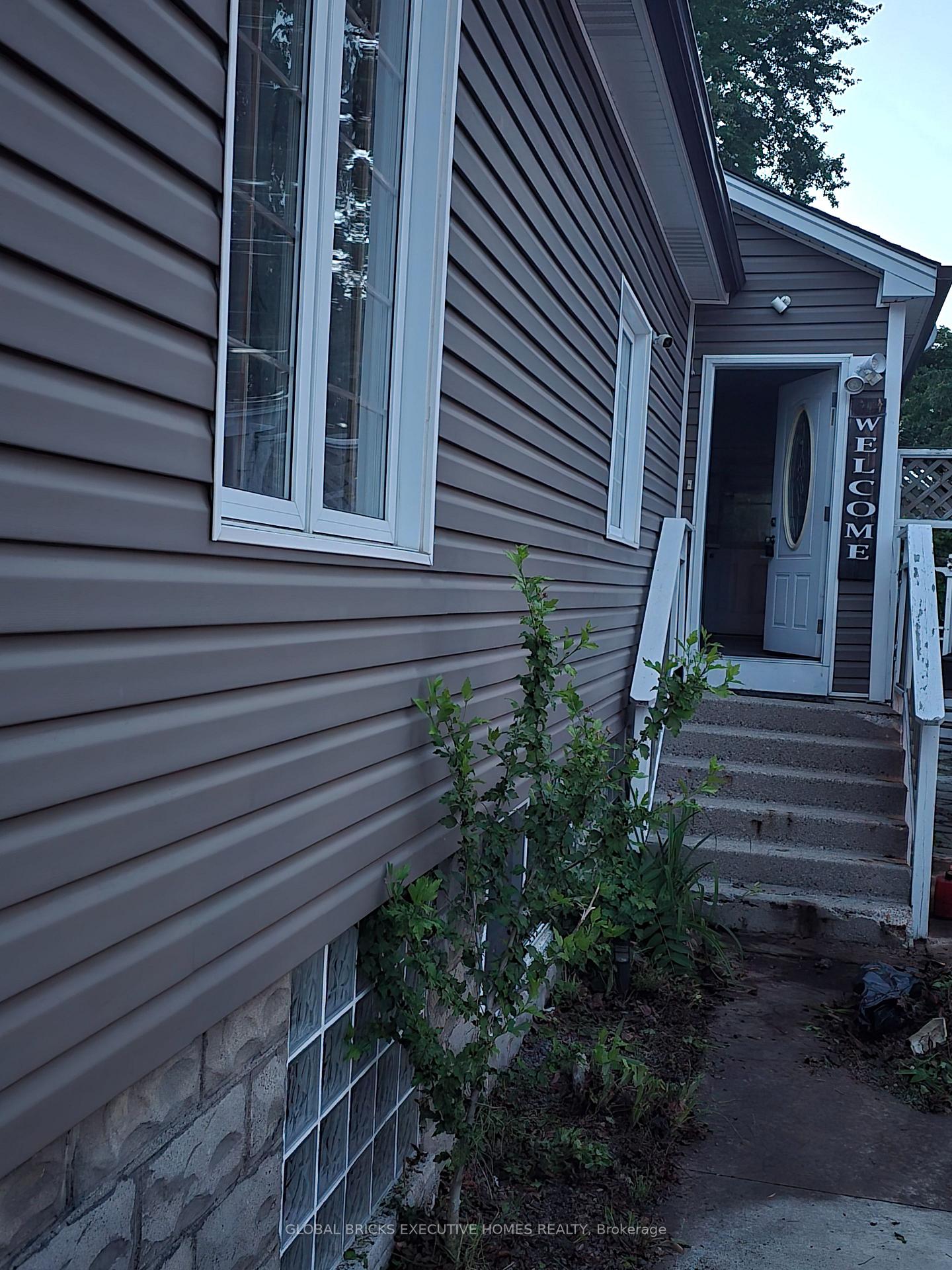 Photo 3 of 276 Cameron Street N, Sarnia — HOMEH