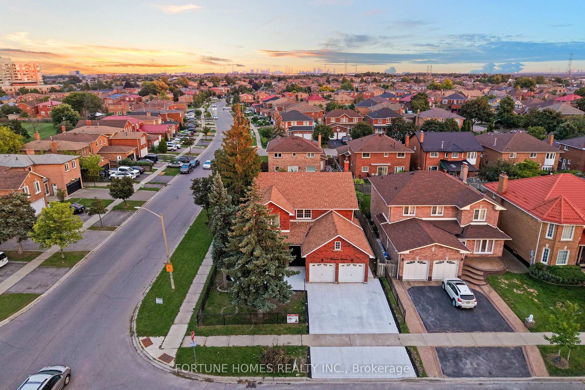 Photo 5 of 1 Ortona Drive, Brampton, Fletcher's Creek South — HOMEH