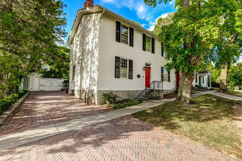 Photo of 235 Simcoe Street