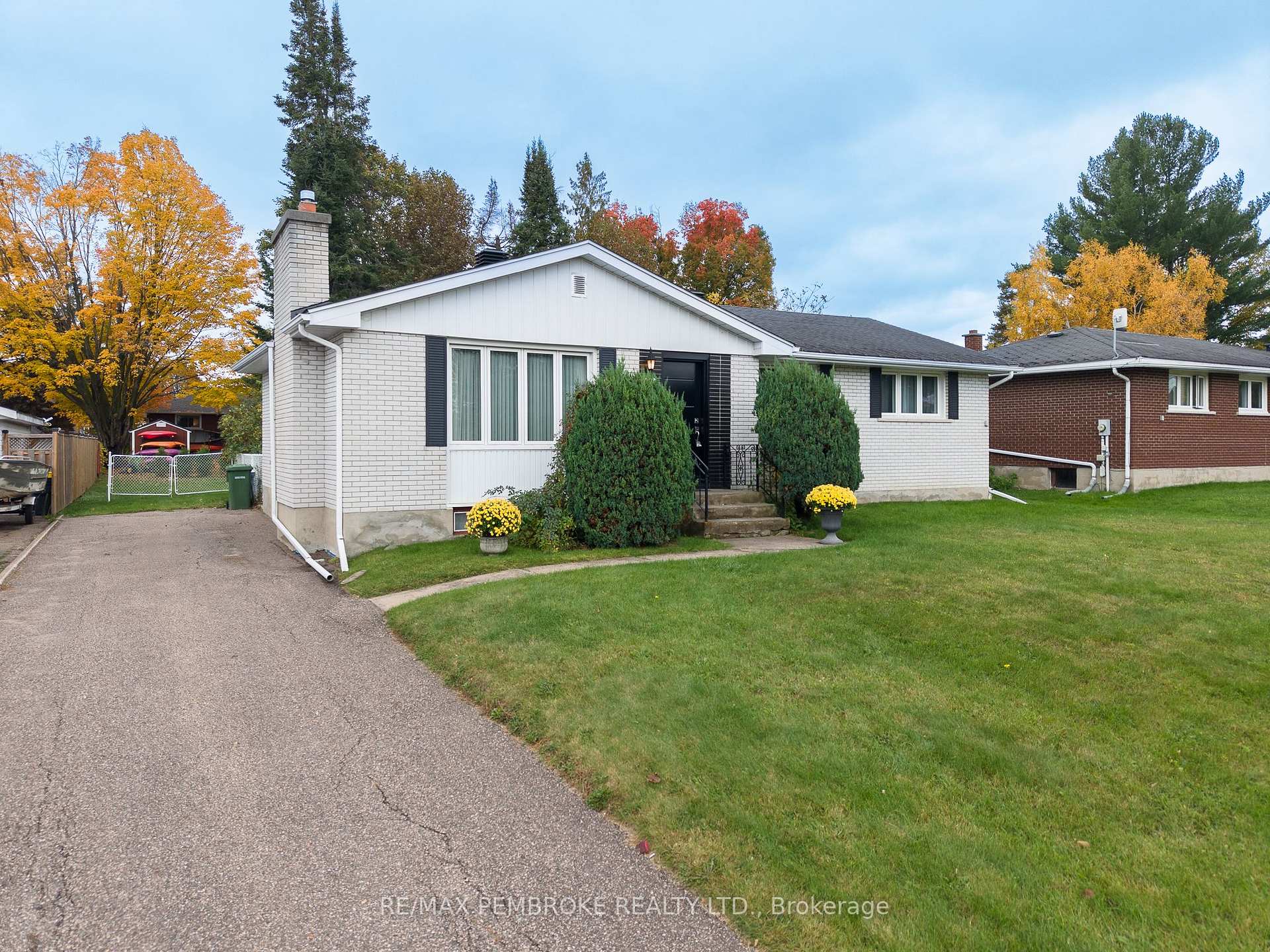 Photo 1 of 504 Wallace Street, Pembroke, Pembroke — HOMEH