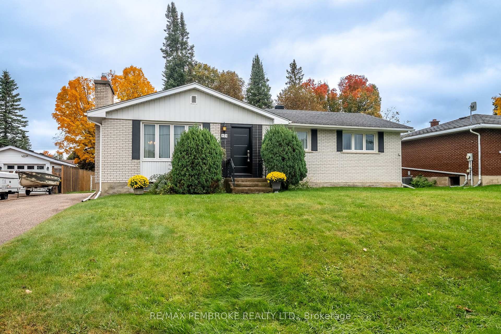 Photo 2 of 504 Wallace Street, Pembroke, Pembroke — HOMEH
