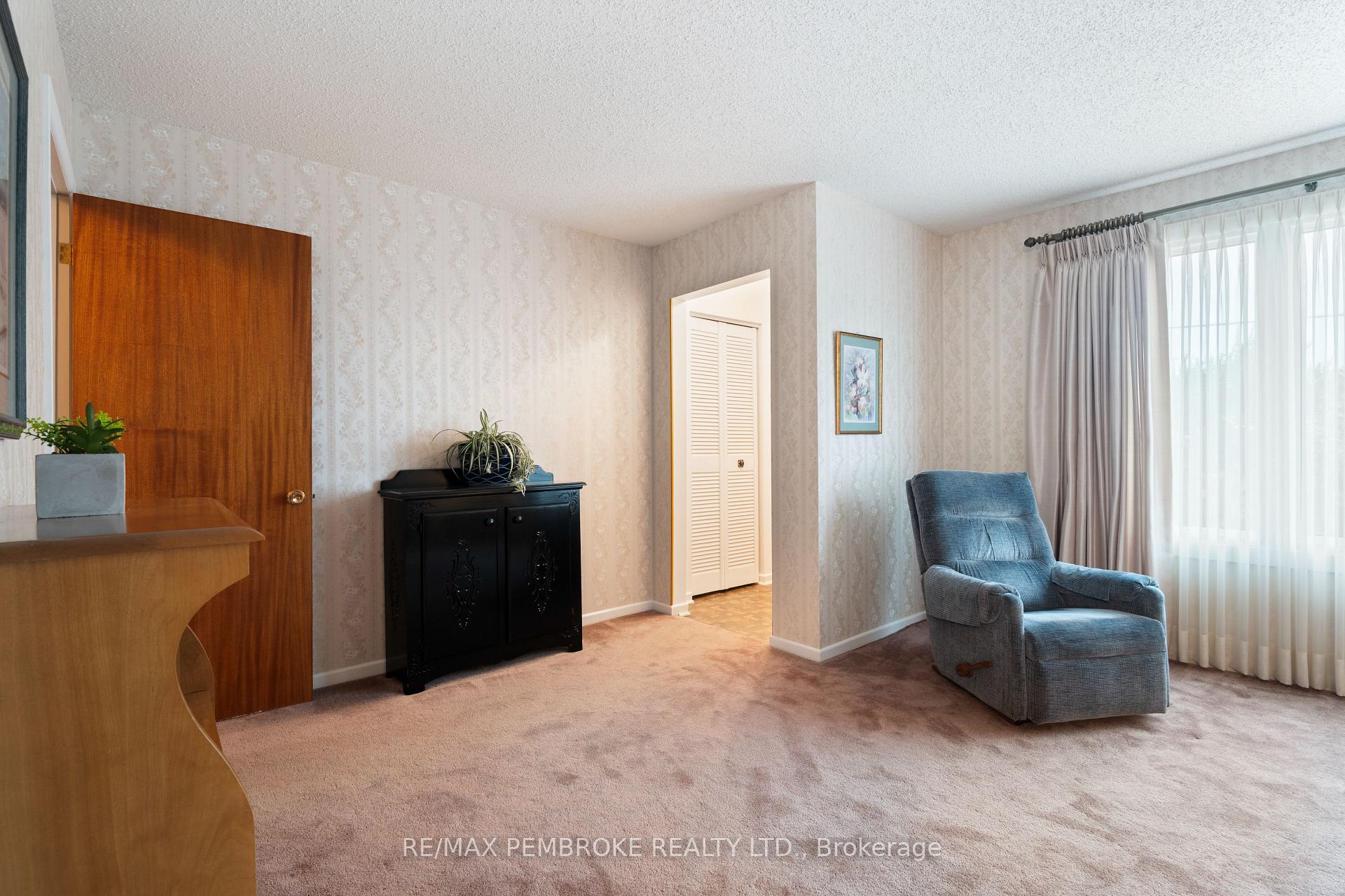 Photo 6 of 504 Wallace Street, Pembroke, Pembroke — HOMEH