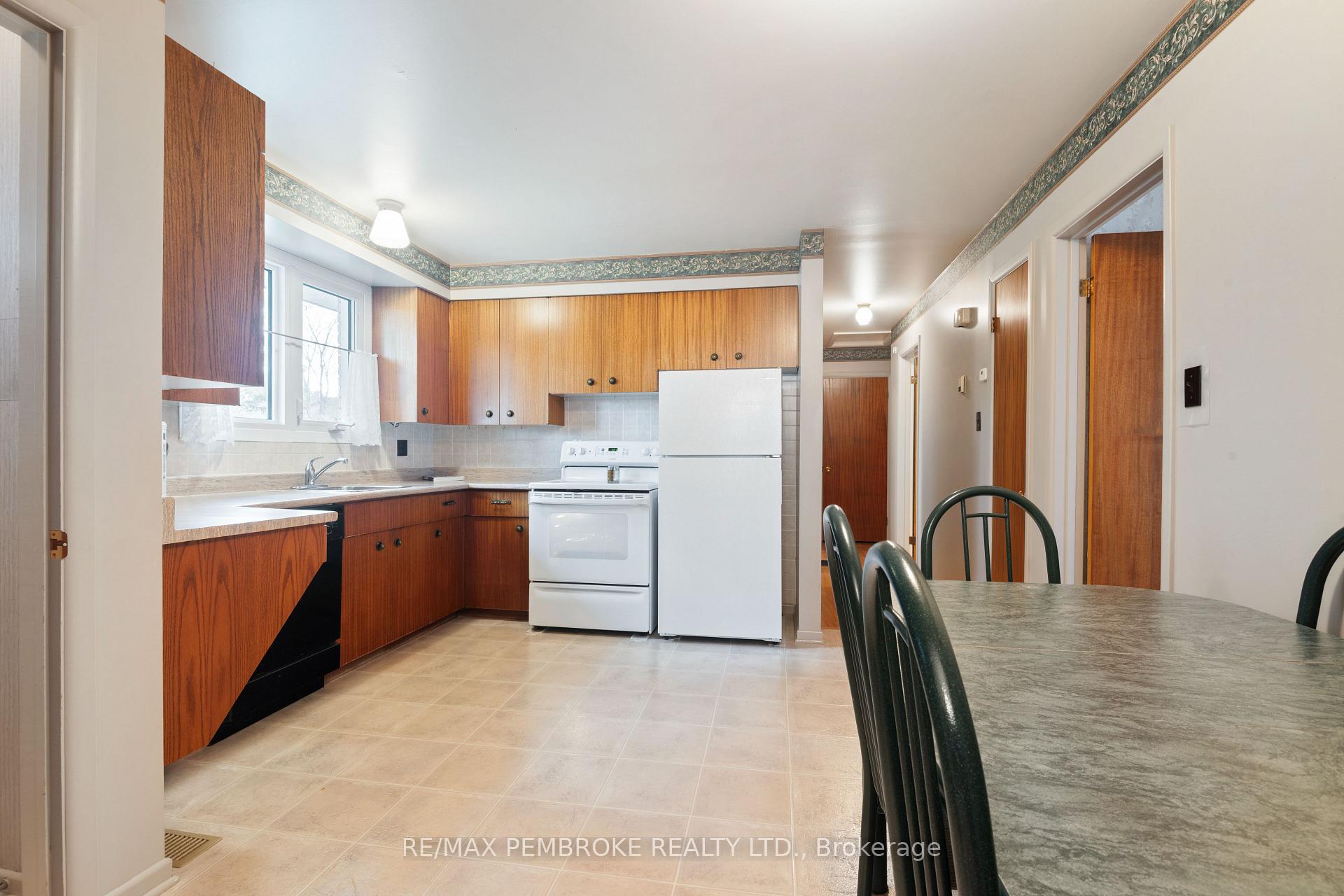 Photo 11 of 504 Wallace Street, Pembroke, Pembroke — HOMEH