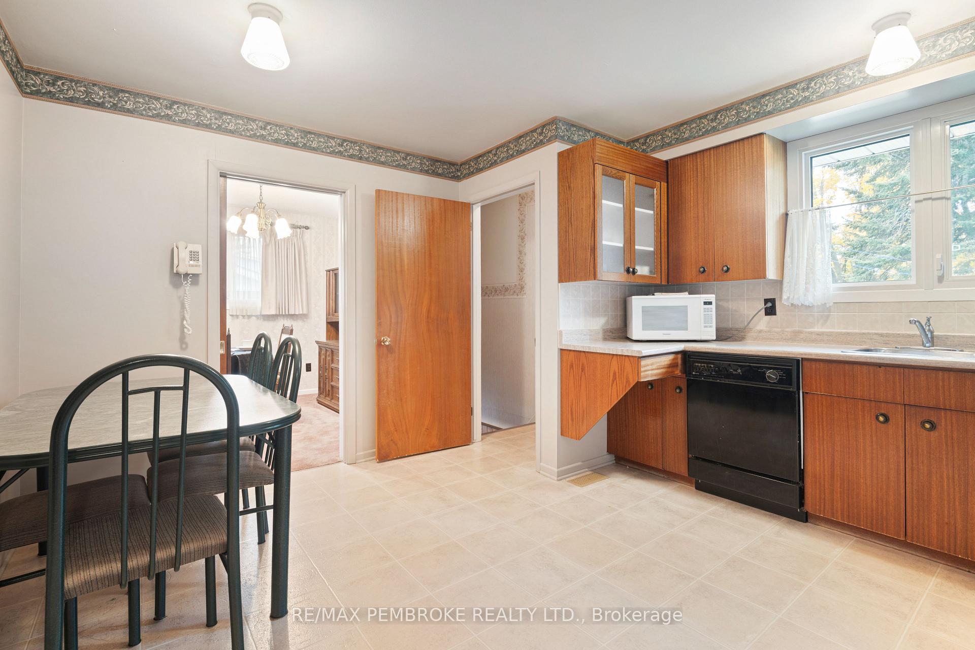 Photo 12 of 504 Wallace Street, Pembroke, Pembroke — HOMEH