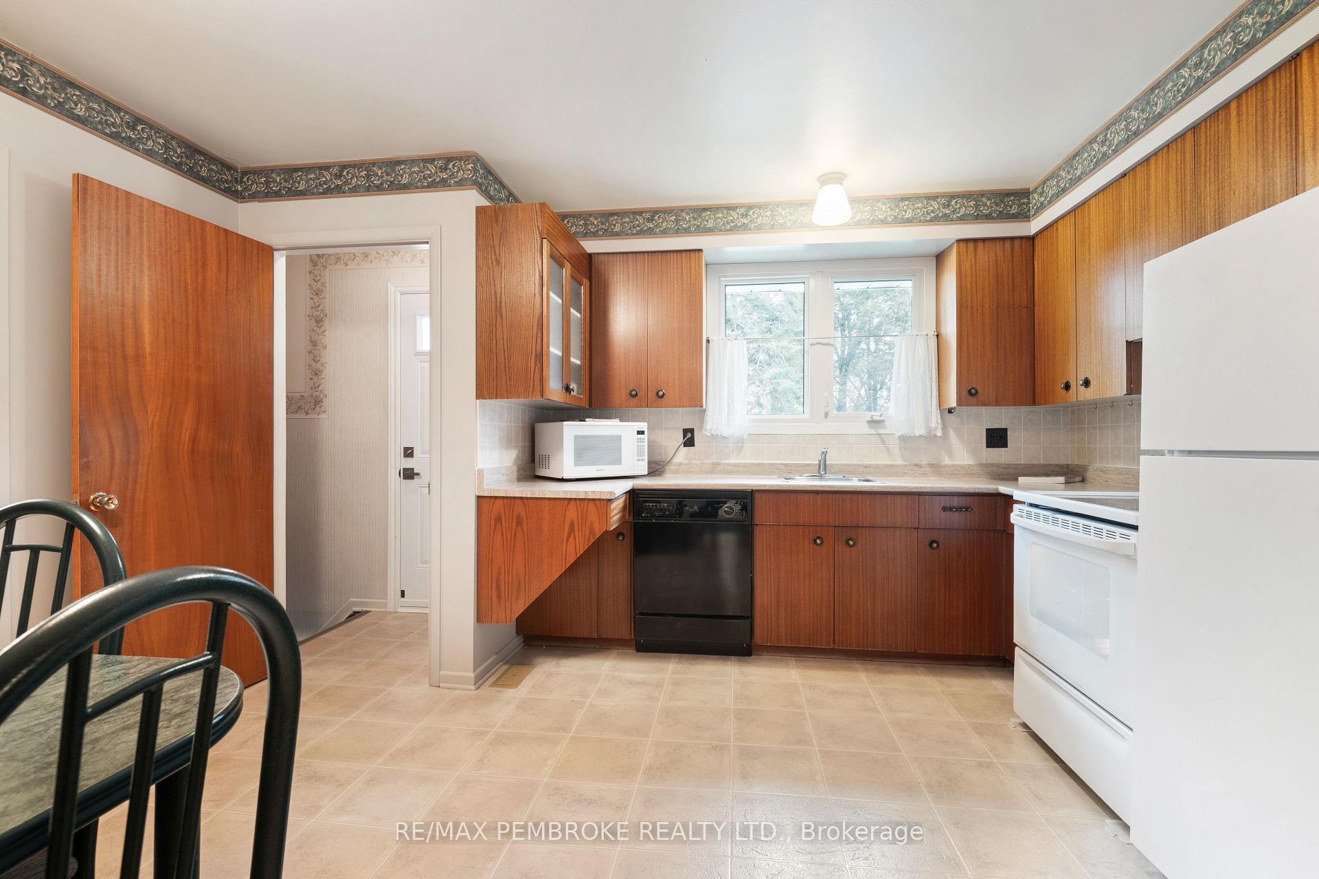 Photo 13 of 504 Wallace Street, Pembroke, Pembroke — HOMEH