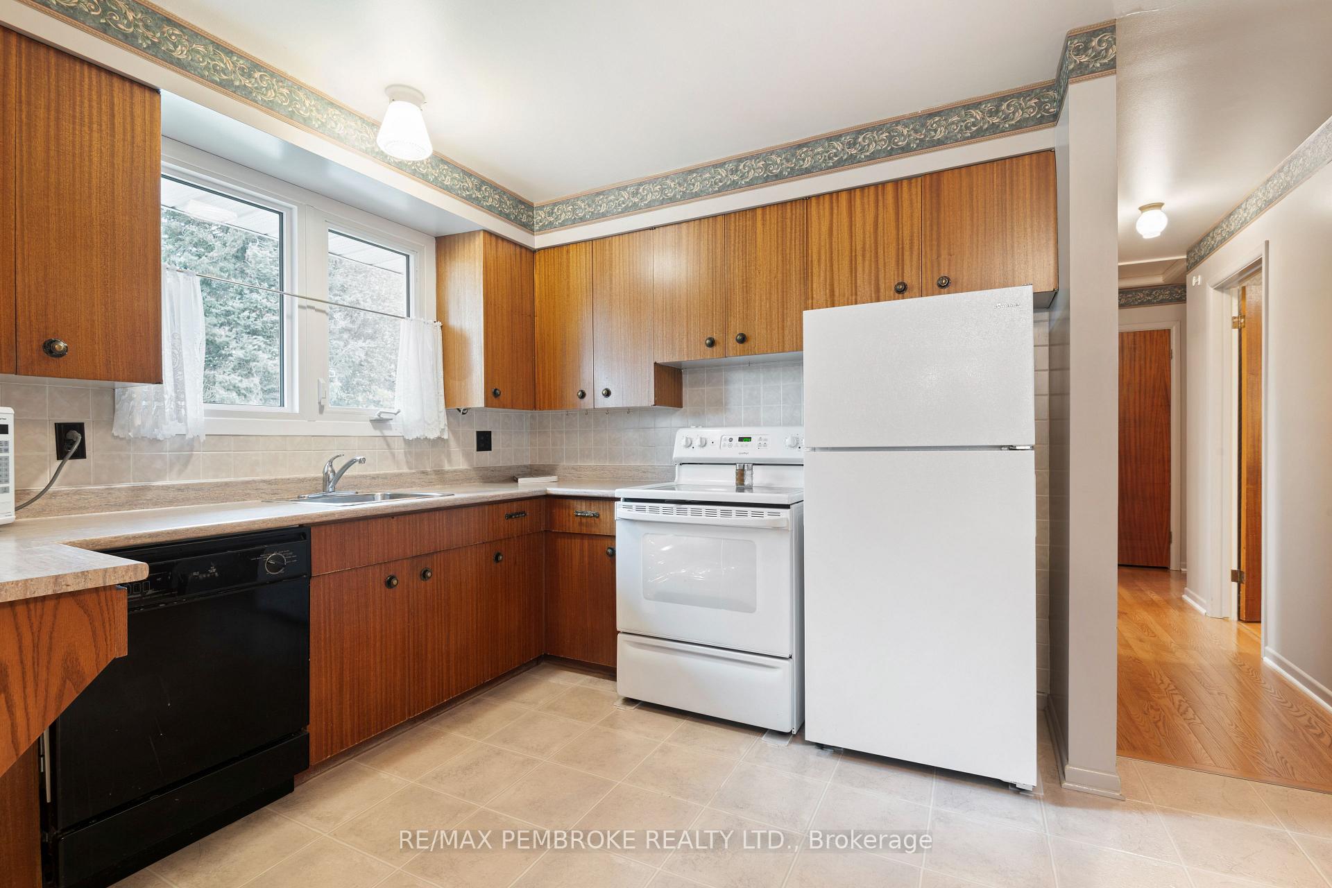 Photo 14 of 504 Wallace Street, Pembroke, Pembroke — HOMEH