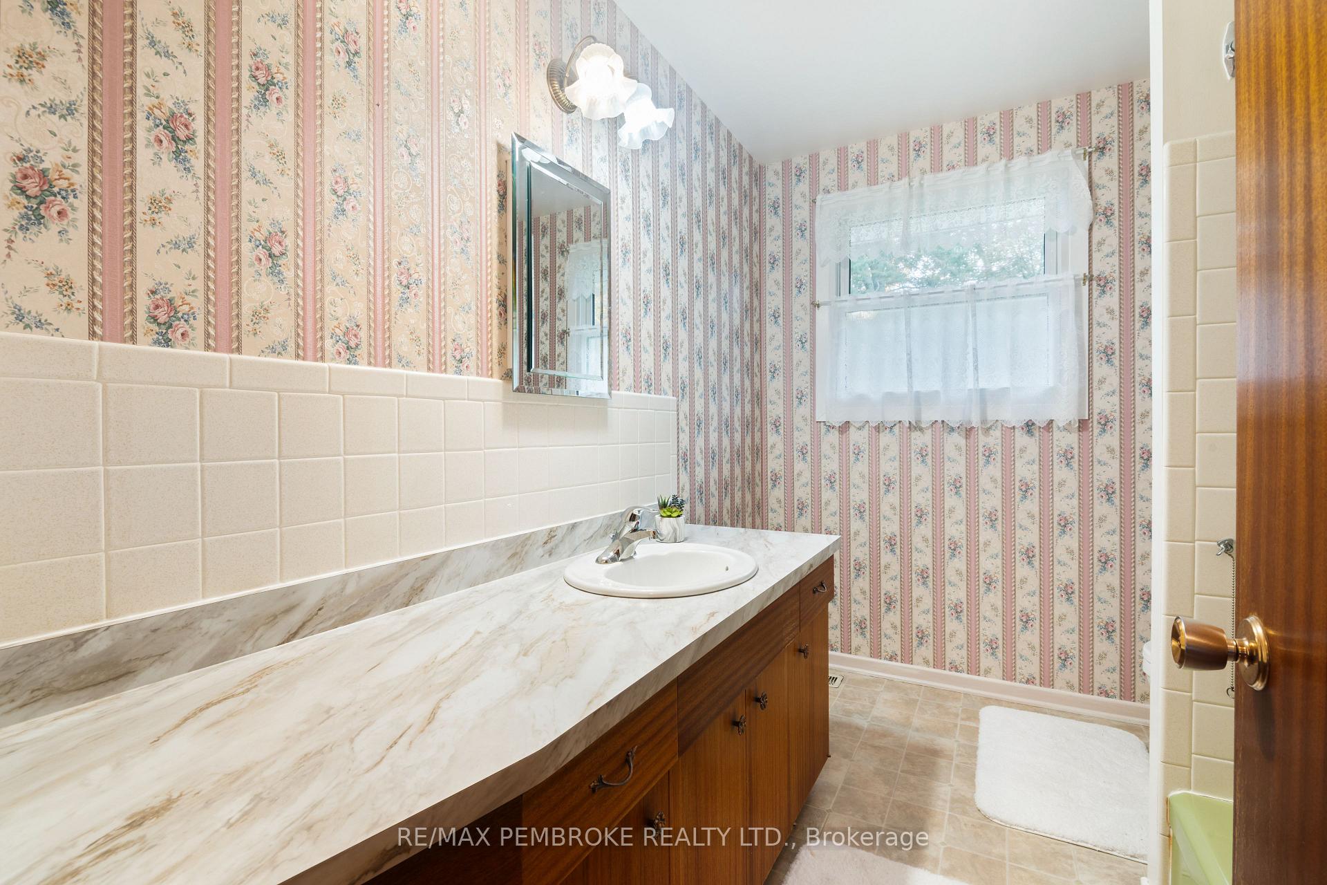 Photo 15 of 504 Wallace Street, Pembroke, Pembroke — HOMEH